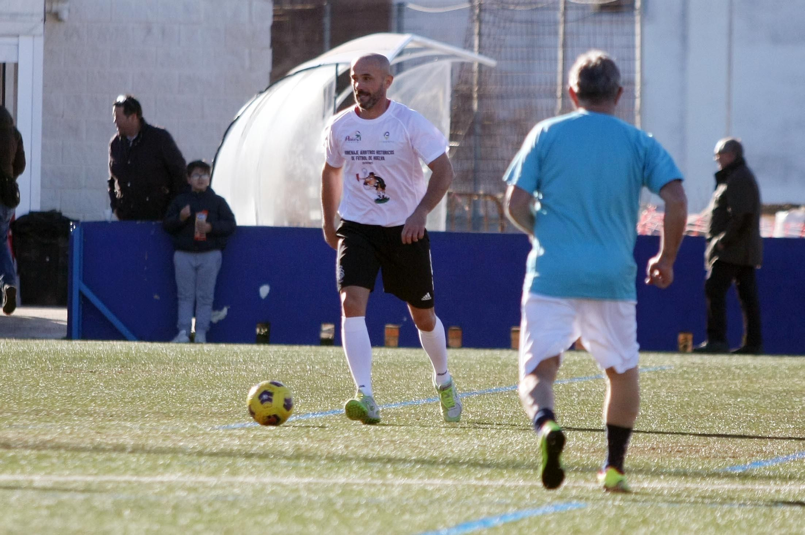 Imágenes del partido homenaje a los árbitros históricos de fútbol de Huelva