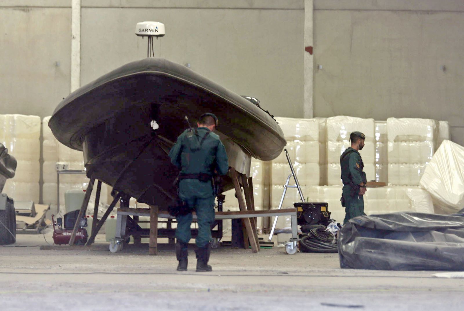 Semirrígidas y bidones de combustible intervenidos por la Guardia Civil en junio de 2020, en el marco de la operación Colón.