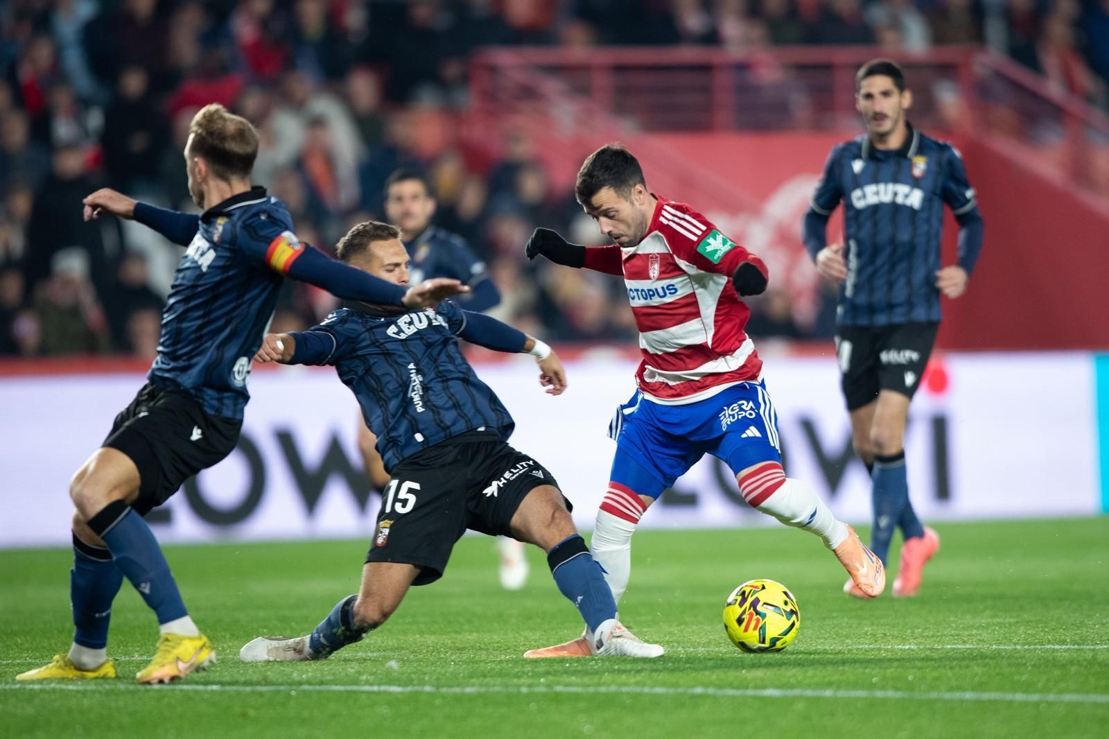 José Arnáiz regateando a un futbolista rival.