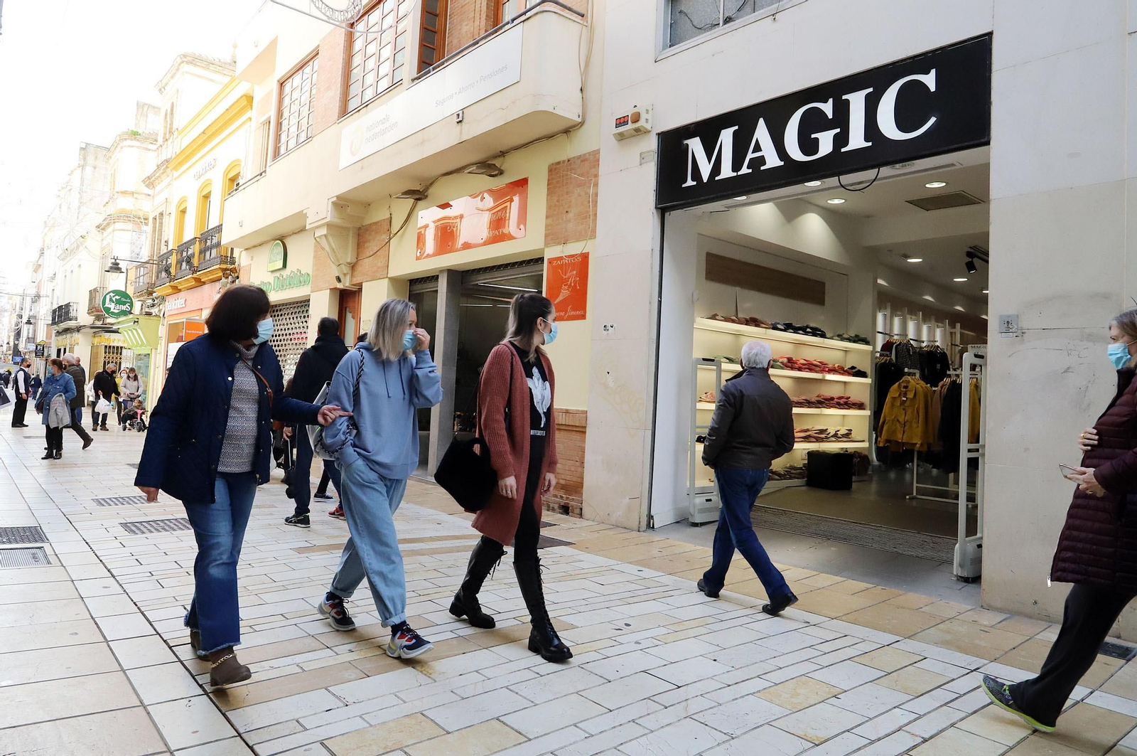 Ciudadanos paseando por las calles del centro de Huelva.