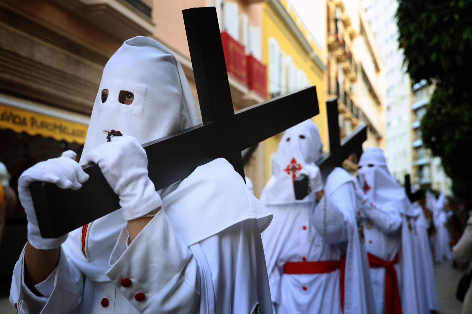 Las mejores imágenes del Lunes Santo en Huelva: Hermandad de las Tres Caídas