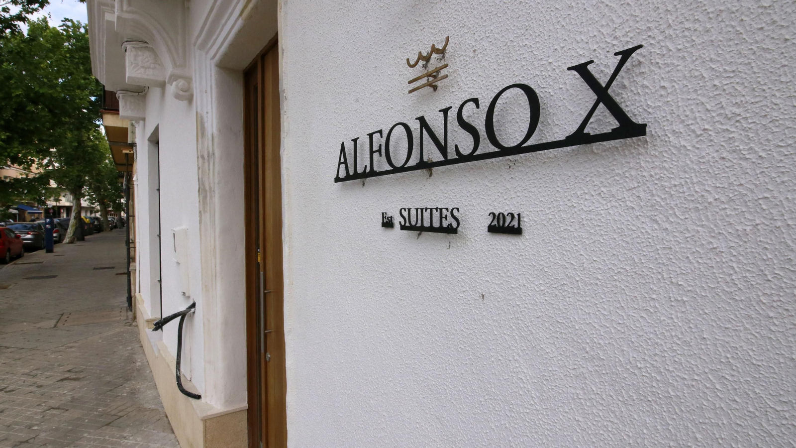 Fachada del Hotel Suites Alfonso X en la calle Medina, 63.