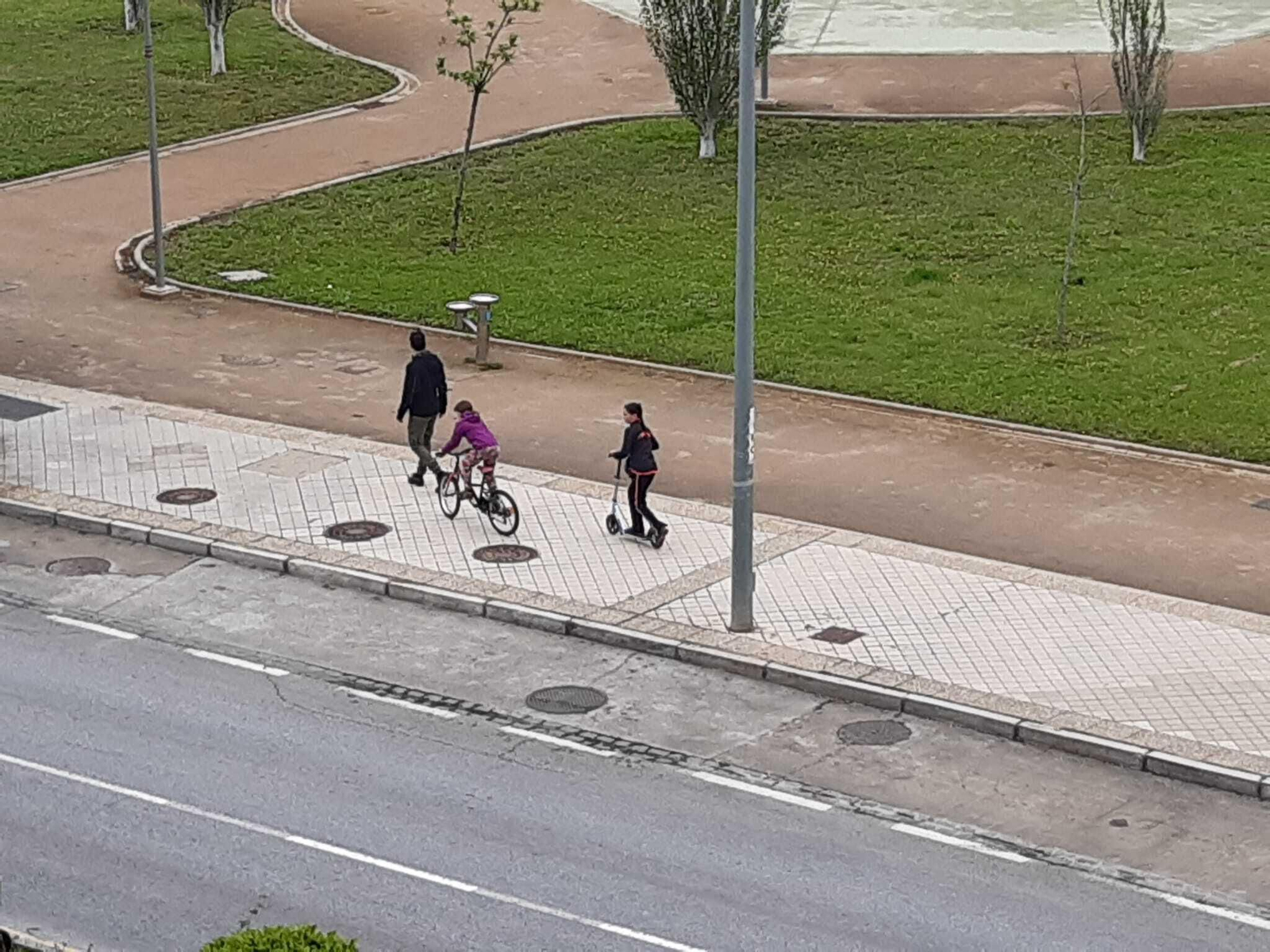 Los niños salen a las calles en Granada
