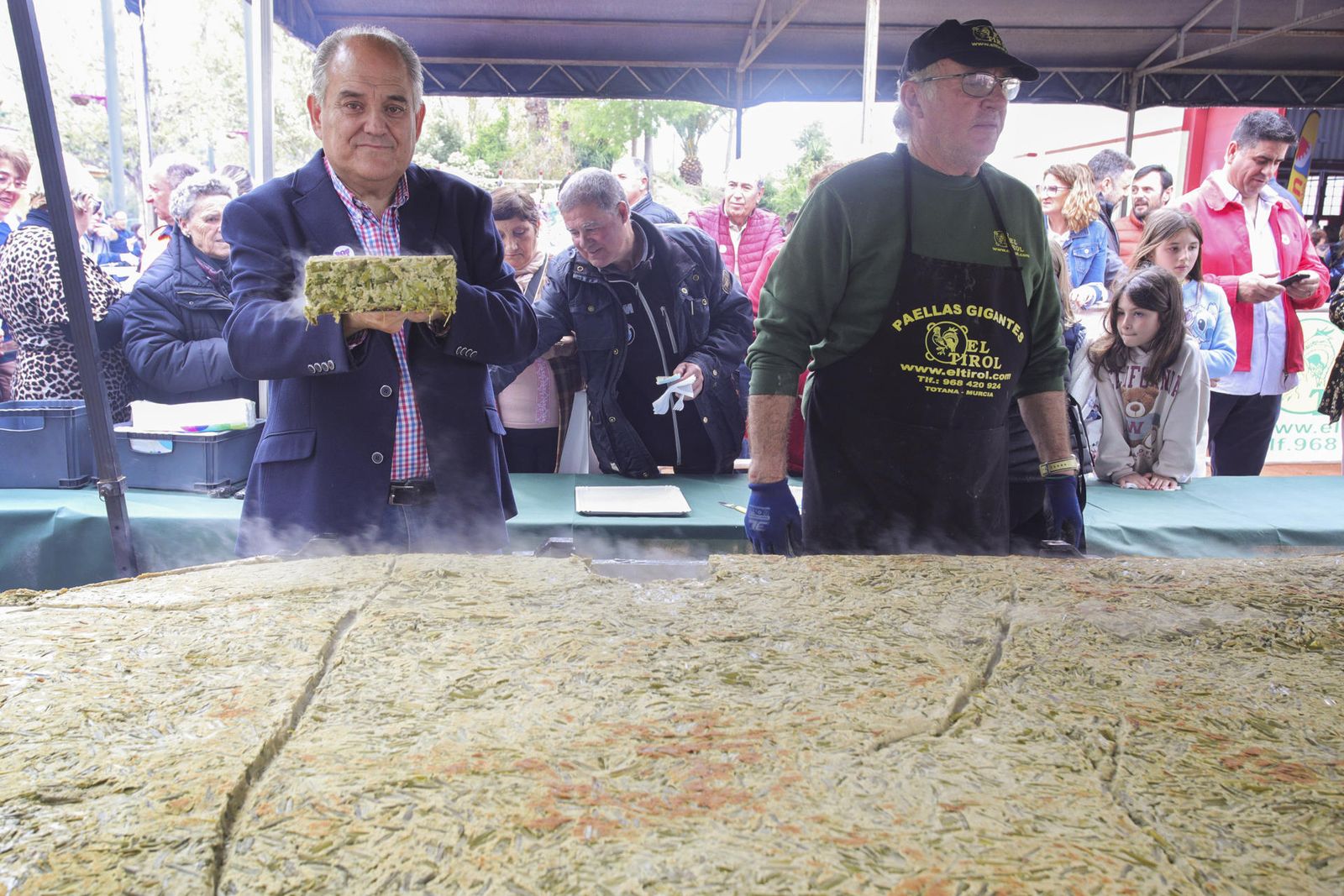 El alcalde de Huétor Tájar con un trozo de tortilla de espárragos