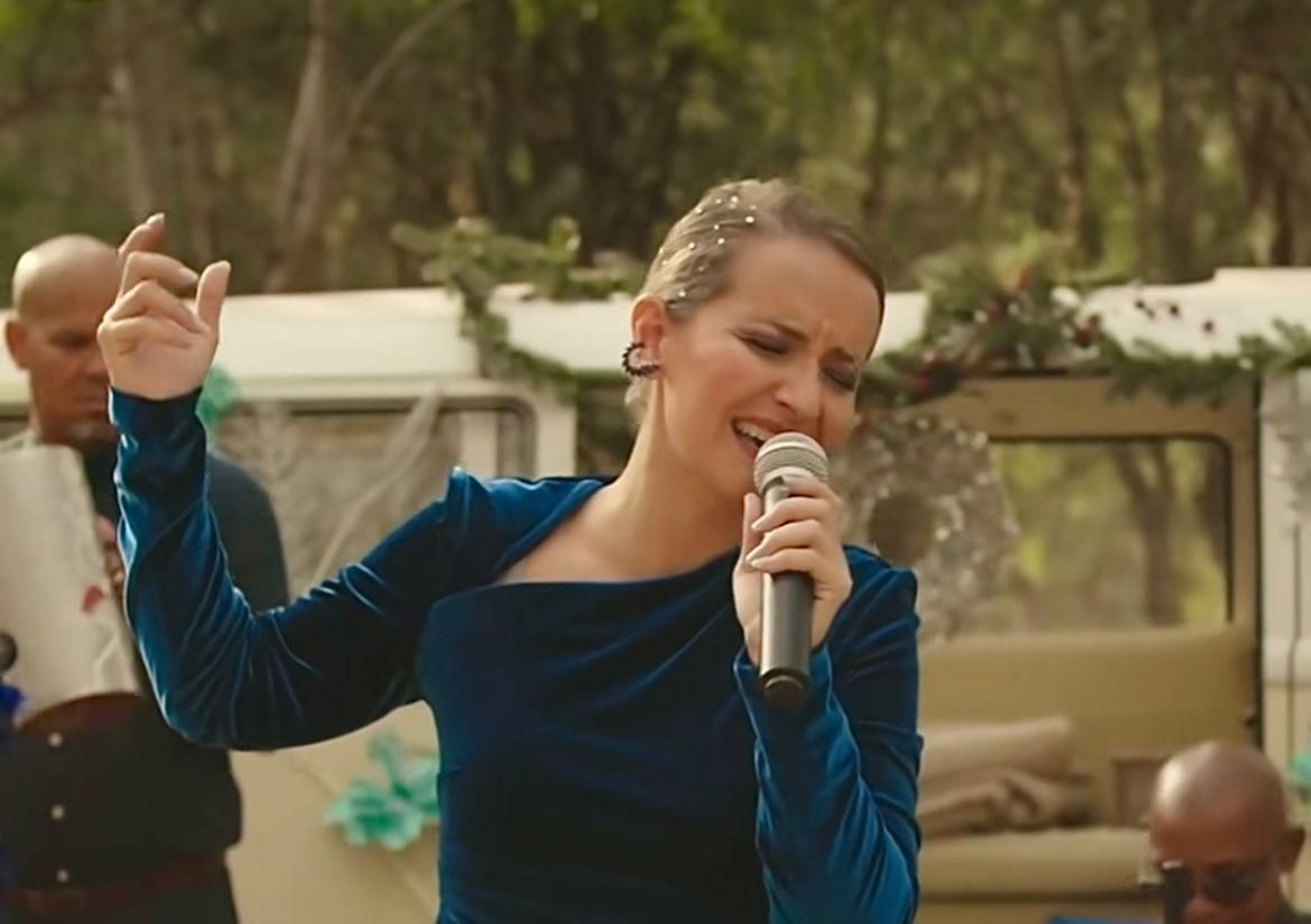 La cantante onubense Vicky Corbacho versiona al estilo bachata una canción de Whitney Houston