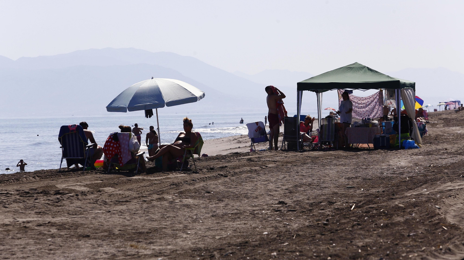 Fotos de las playas de Rincón de la Victoria: bandera verde a los bañistas