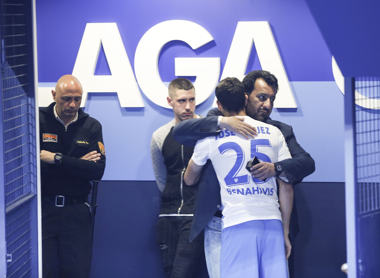 Al-Thani abraza a José Rodríguez tras el partido.