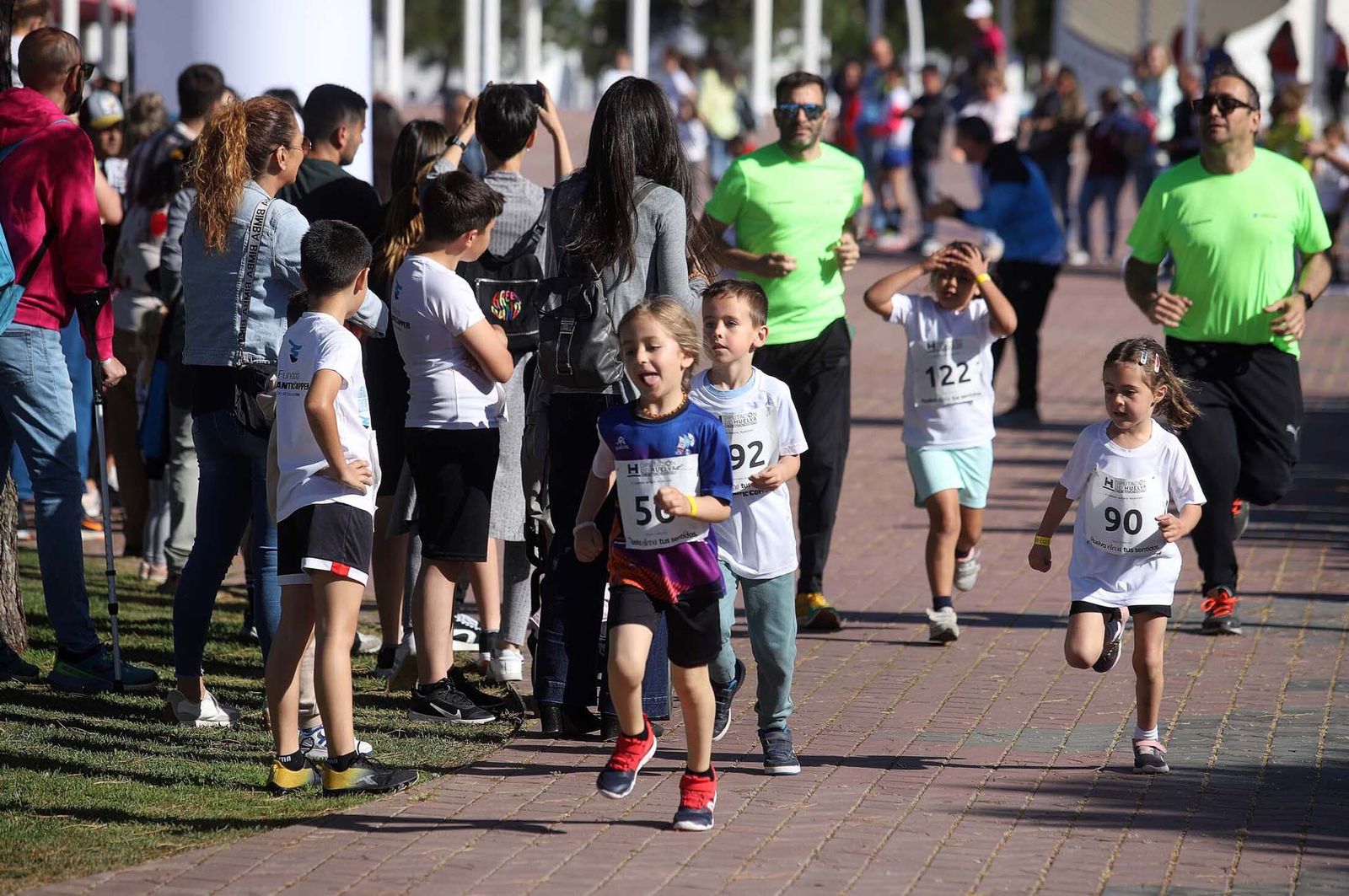 Imágenes de la carrera infantil previa a la "10K Puerta del Descubrimiento"