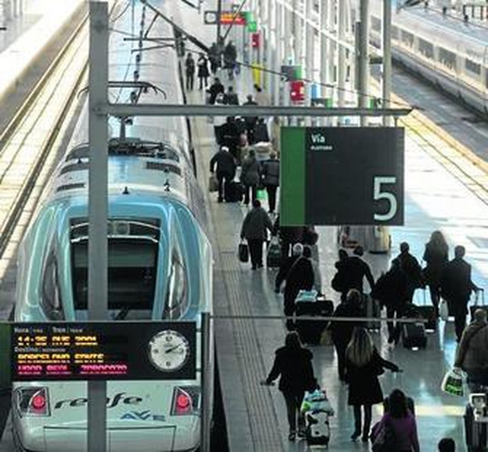 Decenas de viajeros del AVE, en la estación Málaga-María Zambrano.