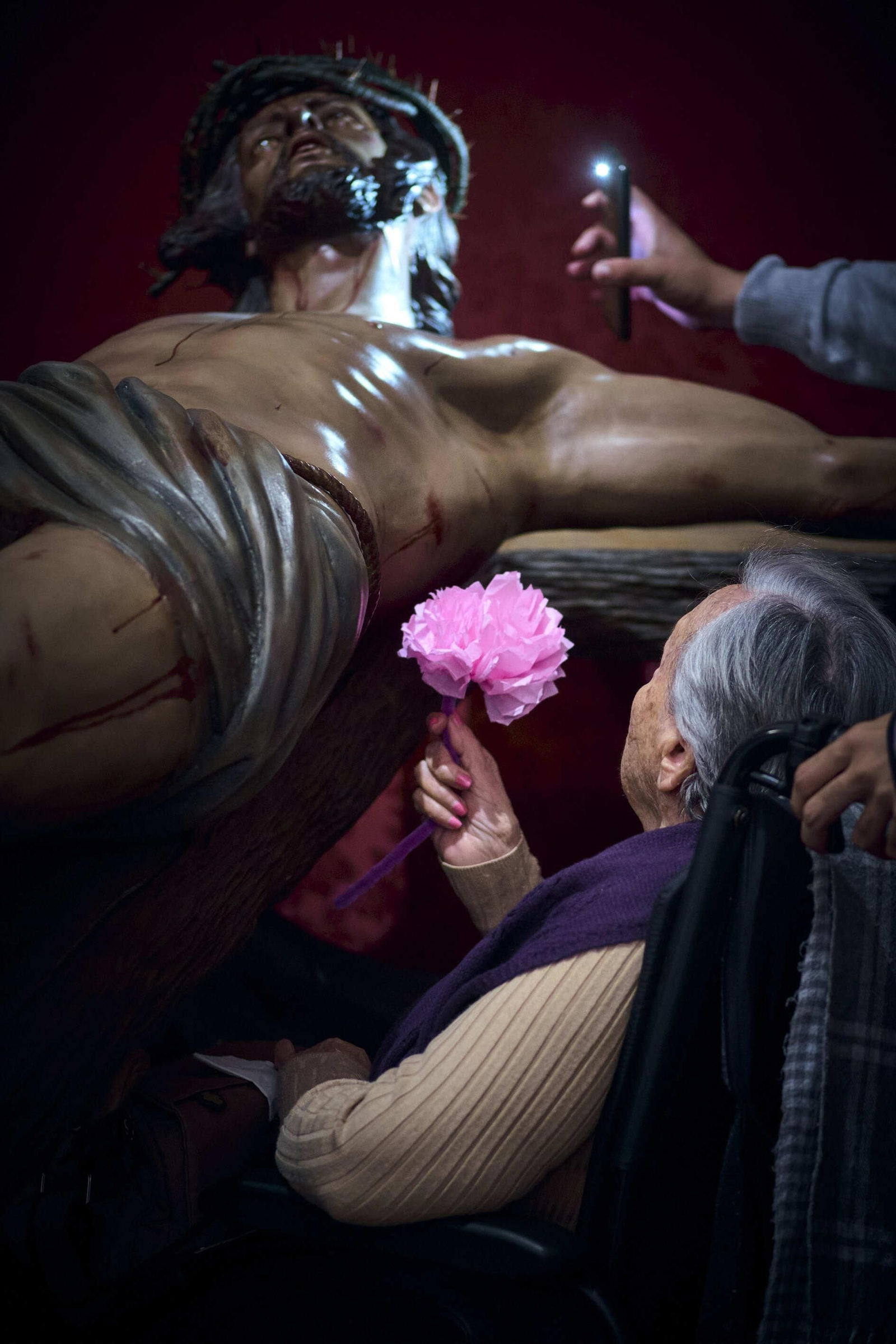 Usuarios de la Residencia Fragela  durante la visita al Cristo de las Sietes Palabras