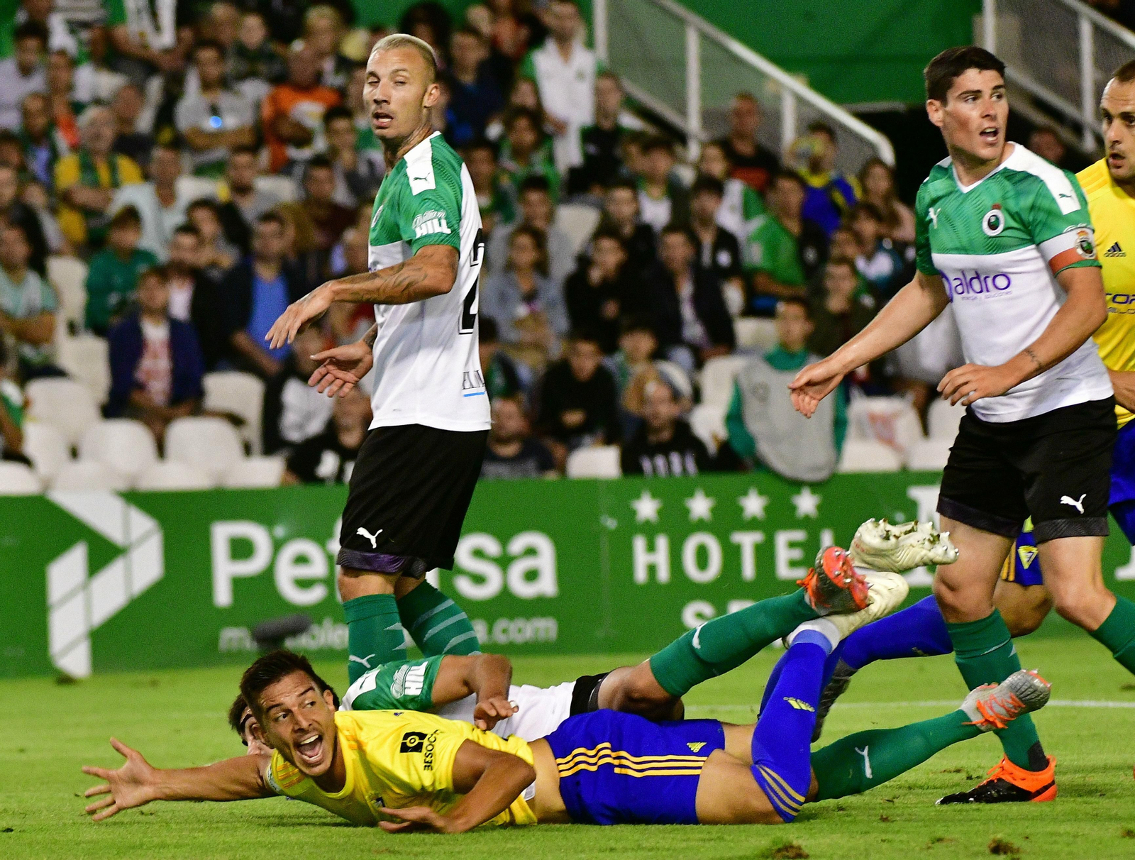 Marcos Mauro protesta desde el suelo.