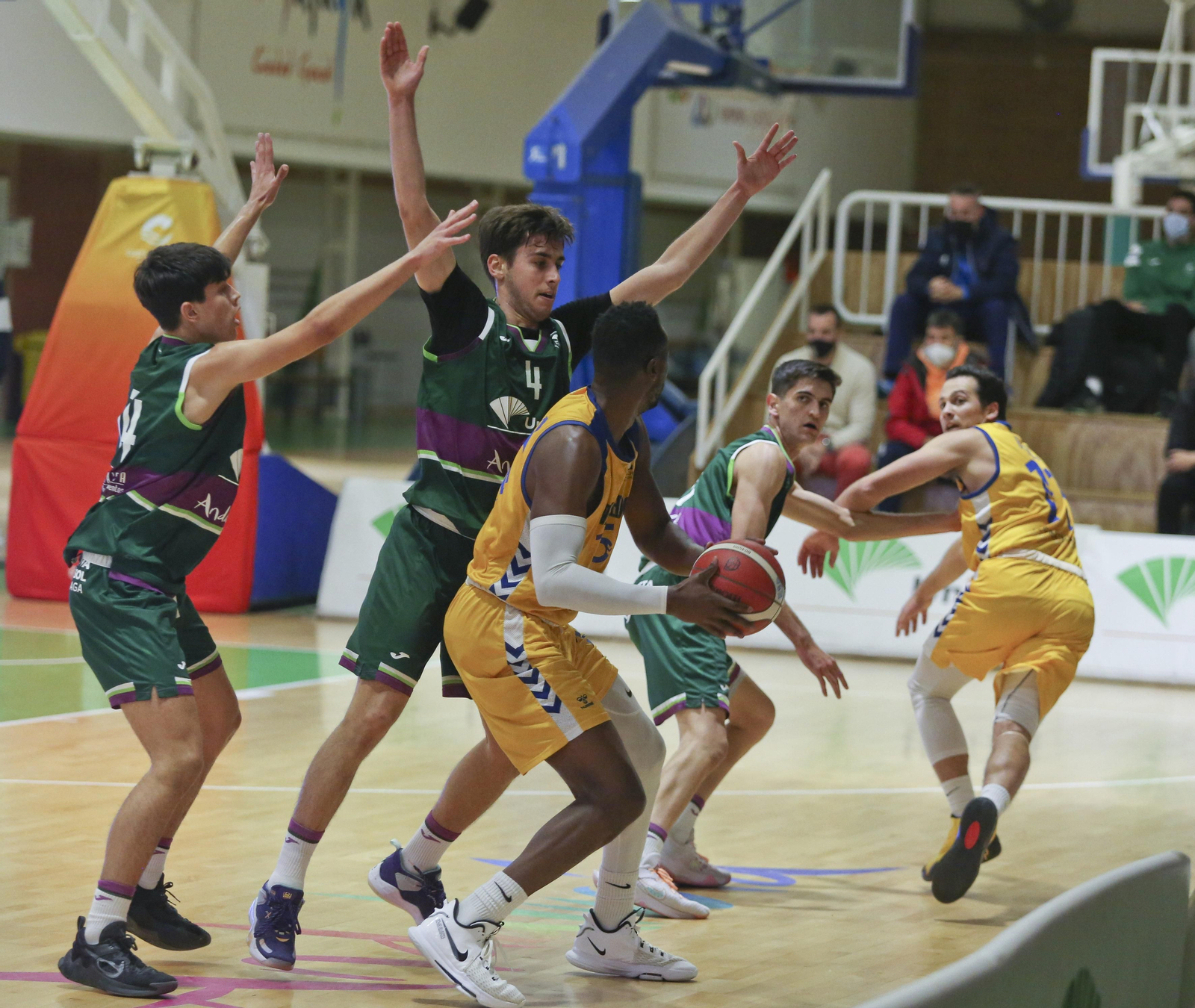 El Novaschool se lleva el derbi ante el Unicaja en Los Guindos