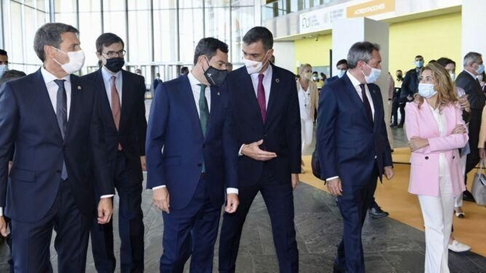 El presidente Pedro Sánchez conversa con el presidente andaluz, Juan Manuel Moreno, acompañados por el alcalde de Sevilla, el delegado del Gobierno en Andalucía y la ministra de Fomento
