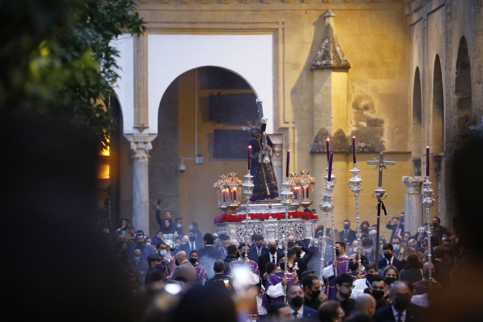 El vía crucis de las hermandades de Córdoba con el Señor del Calvario, en imágenes