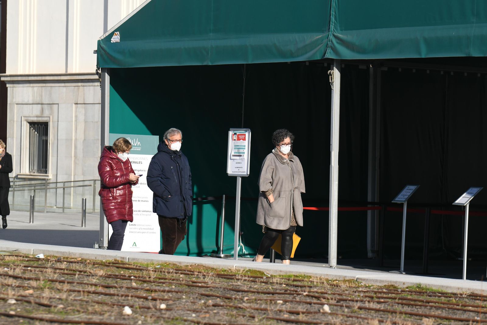 Varias personas pasean junto a la entrada del Virgen de las Nieves.