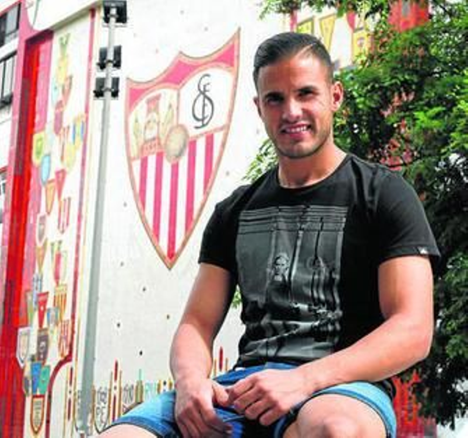 Luismi posa delante del mosaico del Sánchez-Pizjuán.