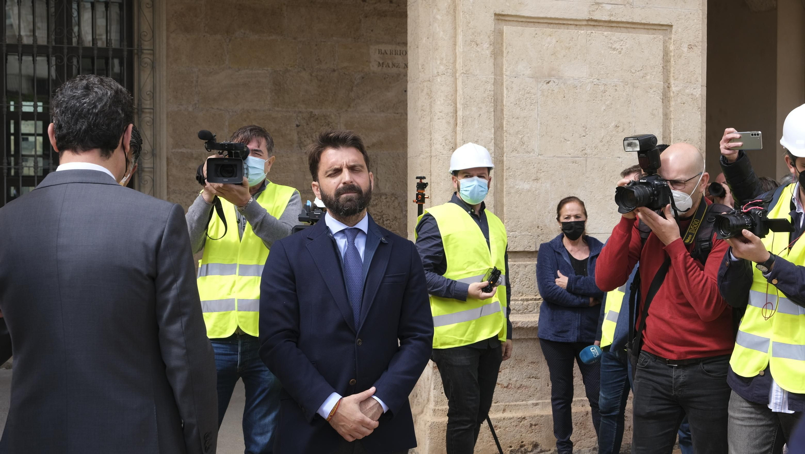 Fotogalería de la visita de Juanma Moreno a las obras del Ayuntamiento de Almería.