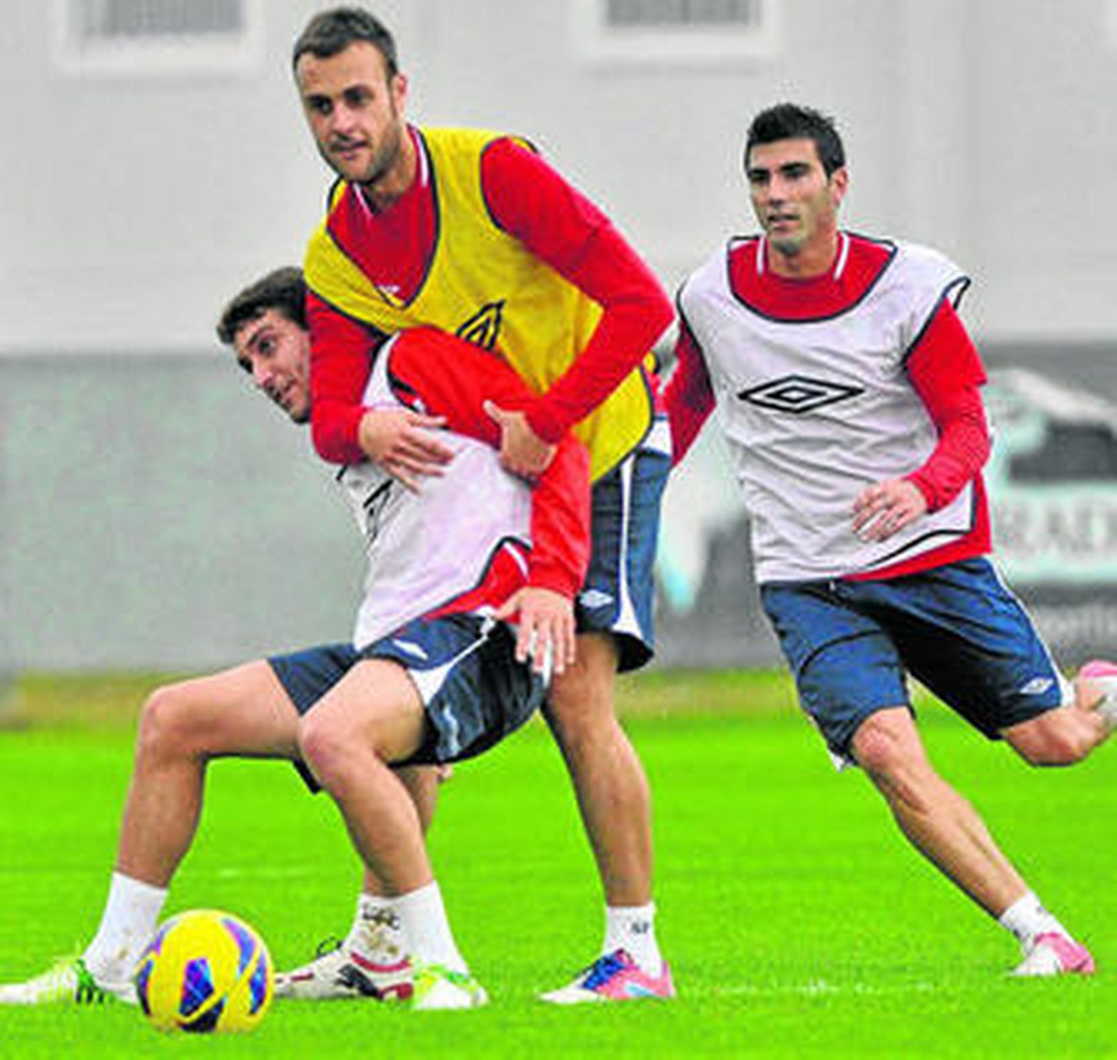 Cala y Campaña disputan un balón en la ciudad deportiva del Sevilla. Detrás, Reyes.