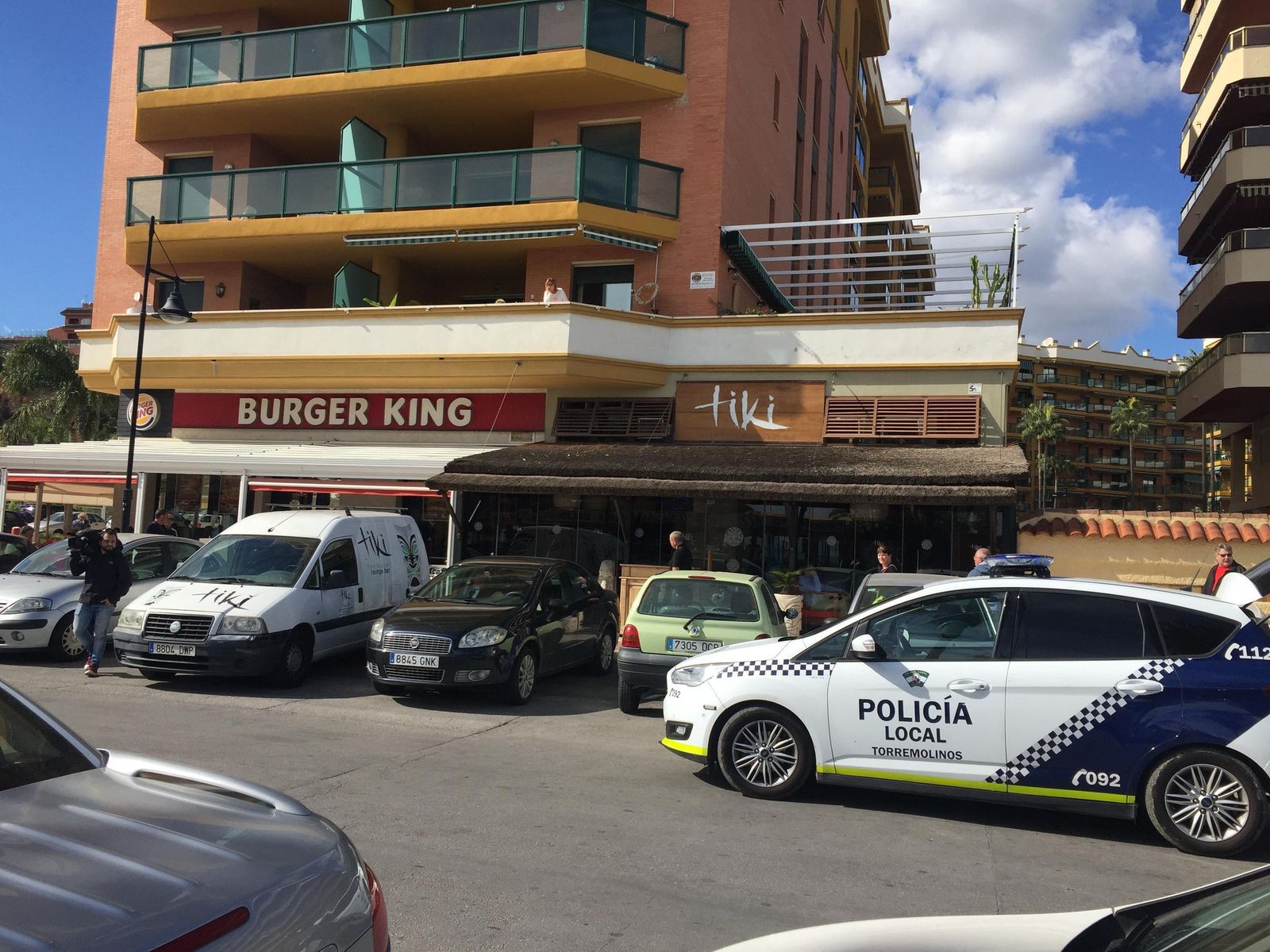 Un coche de la Policía Local, ayer frente al restaurante Tiki