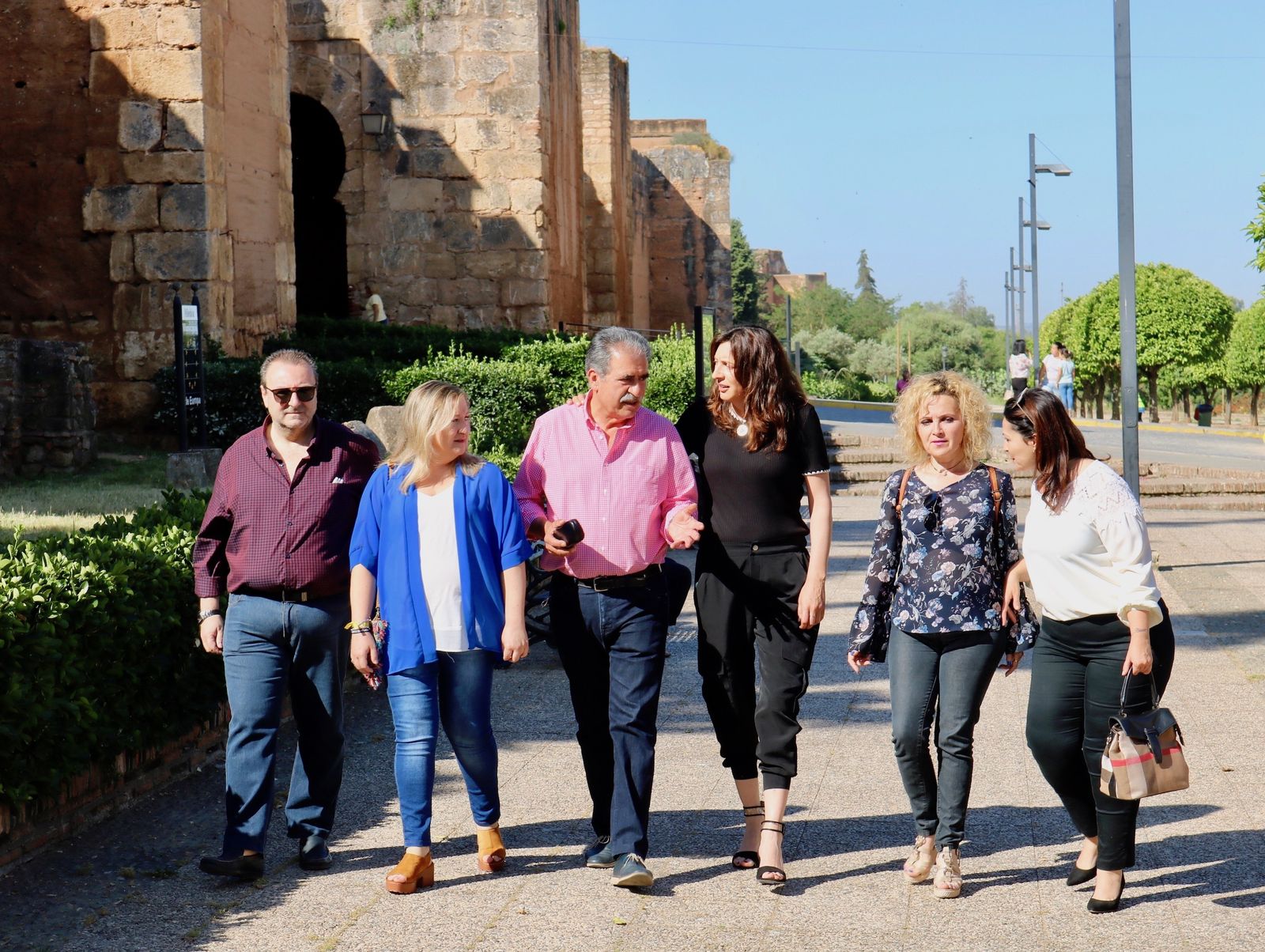 Loles López,  junto al candidato popular a la Alcaldía, Antonio Fernández Regidor, y varios miembros de su lista.