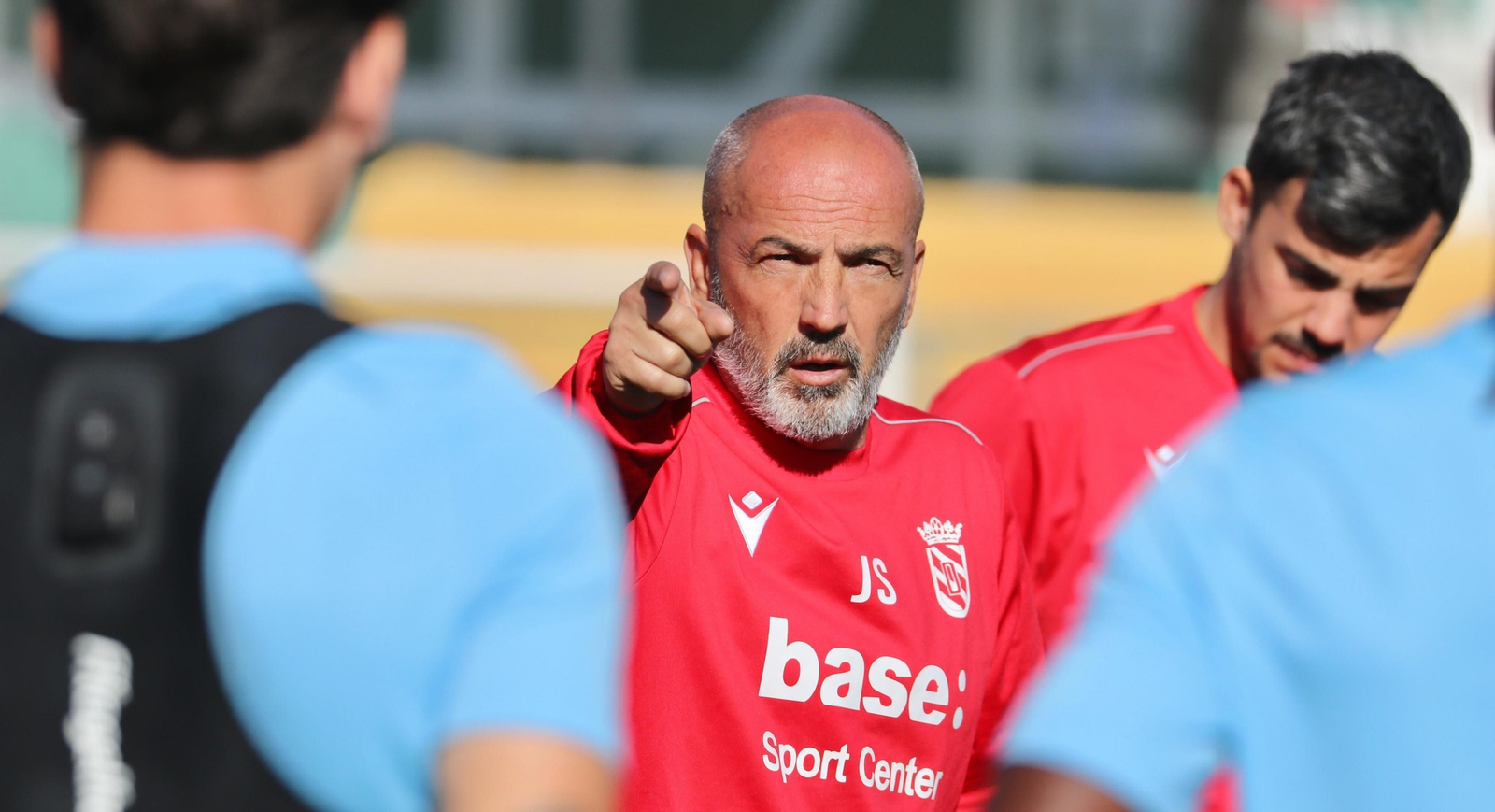 Juan Sabas habla con sus jugadores en un entrenamiento del Melilla.
