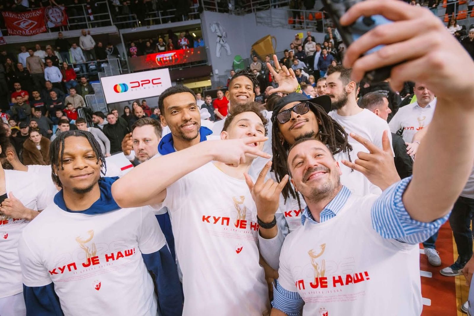 Tyson Carter y Nemanja Nedovic celebran títulos de Copa con Estrella Roja y Mónaco