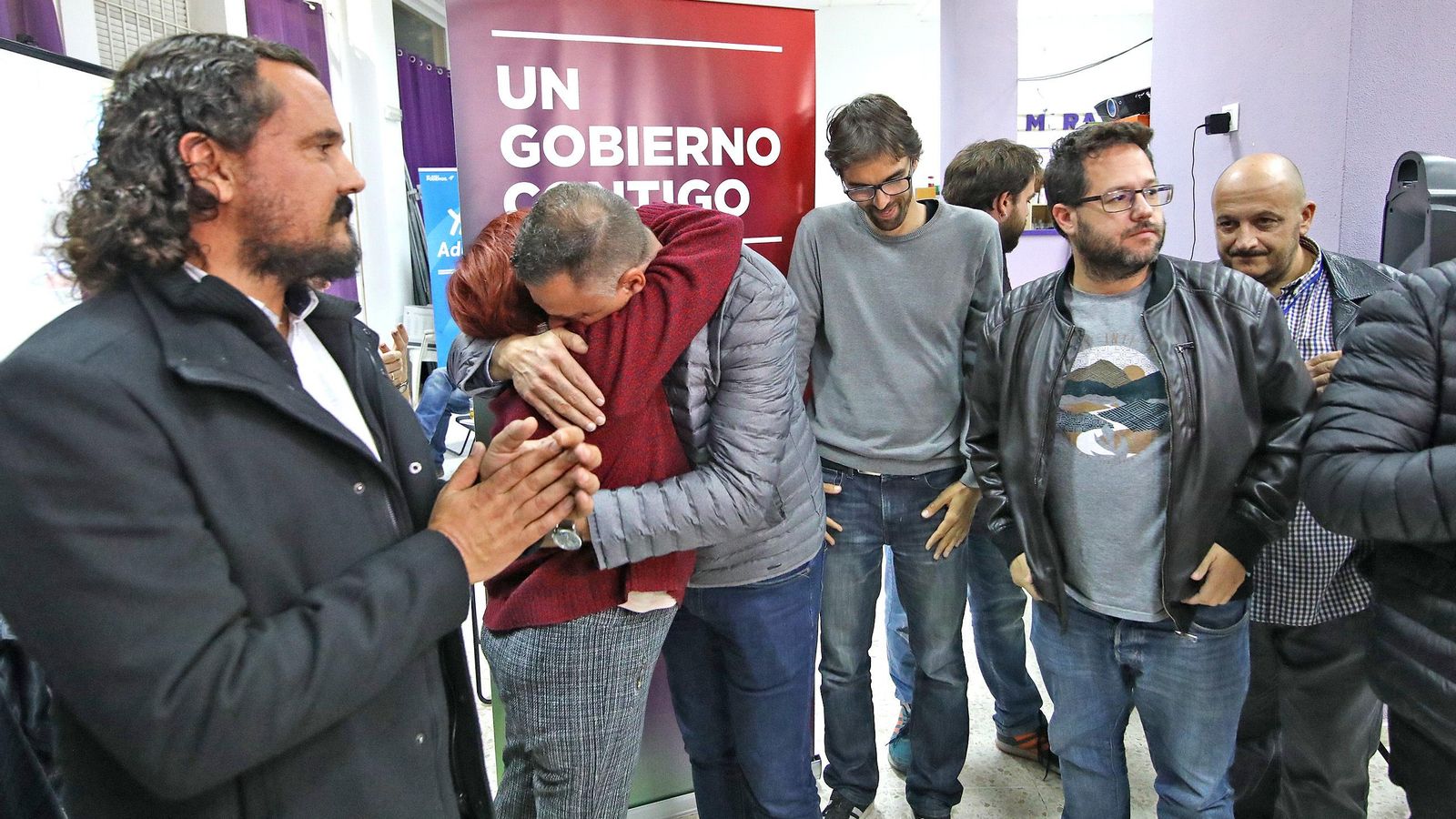 Delgado recibe el abrazo de una militante de la coalición de izquierdas en la sede de Podemos en Jerez.