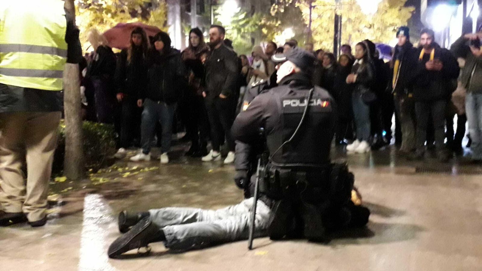 Un hombre irrumpe en la marcha con un cuchillo.