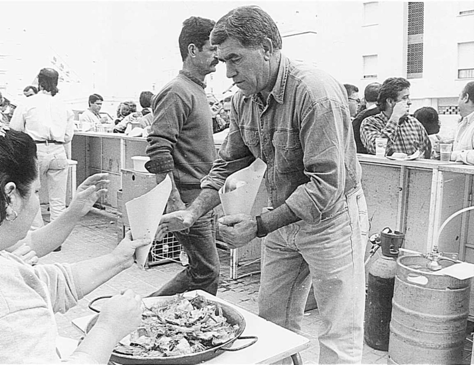 Las degustaciones gastronómicas forman parte de la esencia del Carnaval de San Fernando pero esta que se aprecia en la imagen se perdió hace ya bastantes años: La Ventrechá que organizaba la peña Paco Mora. La foto es de 1997