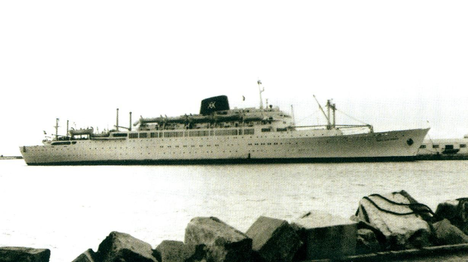 El trasatlántico Cabo San Roque atracado en el muelle de la Galera en el año 1972.