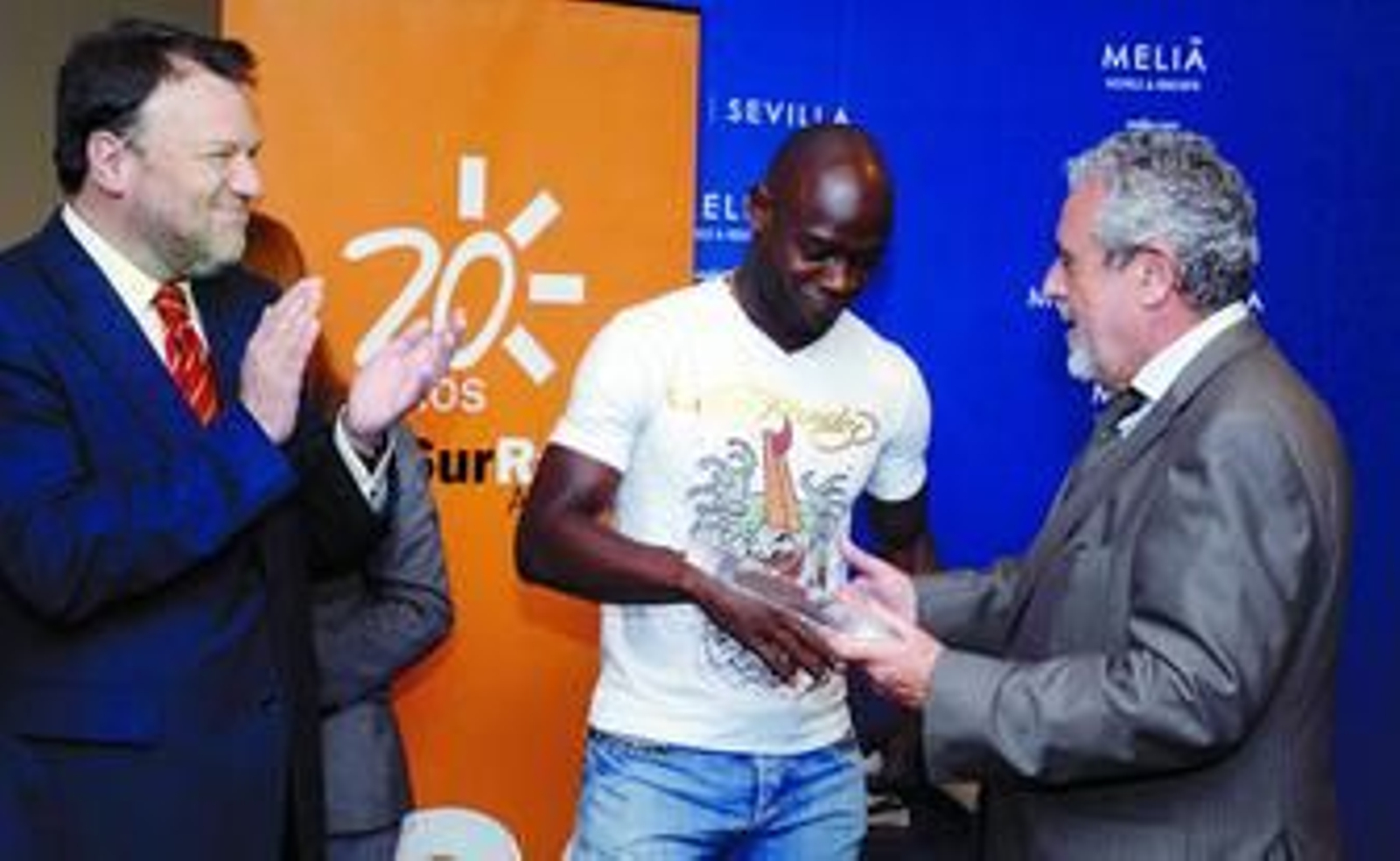 Emana, entre el alcalde de Sevilla y el periodista Joaquín Durán.