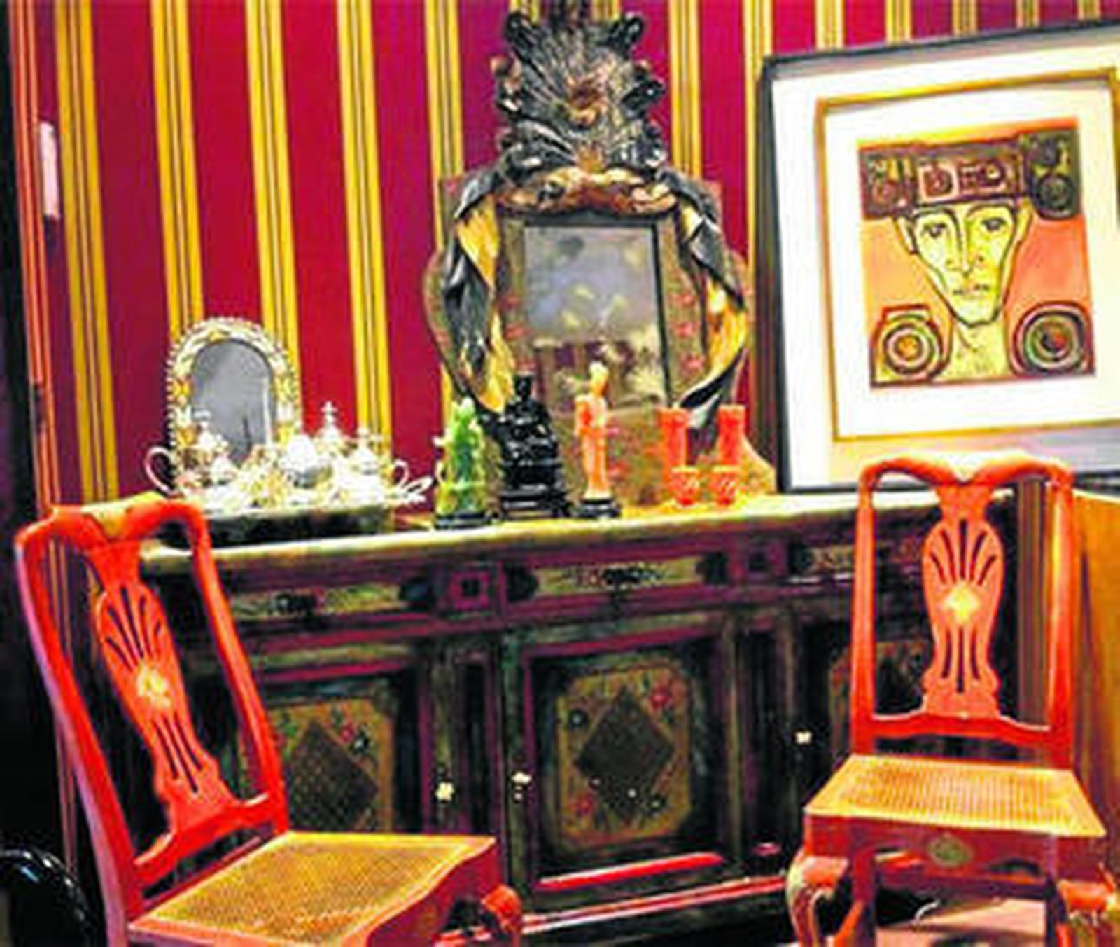 Escaparate de la joyería, con los objetos del rastrillo, junto a una foto de la desaparecida artista.