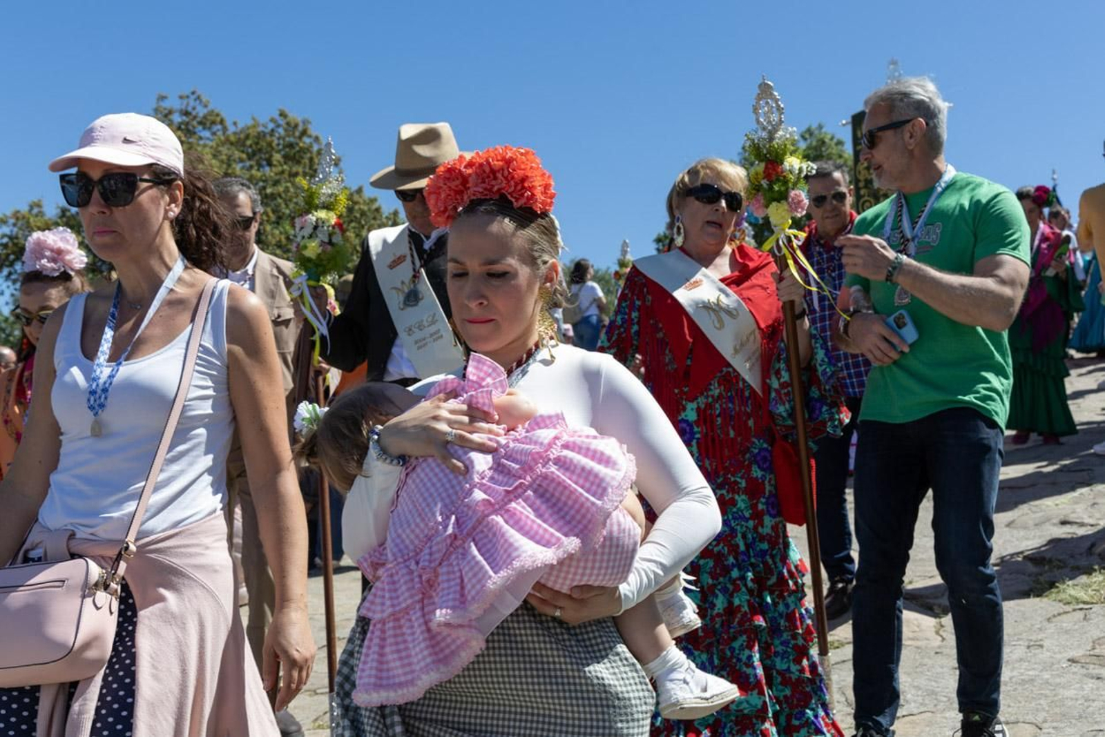 Miles de romeros acuden al encuentro de la Virgen de la Cabeza en su romería