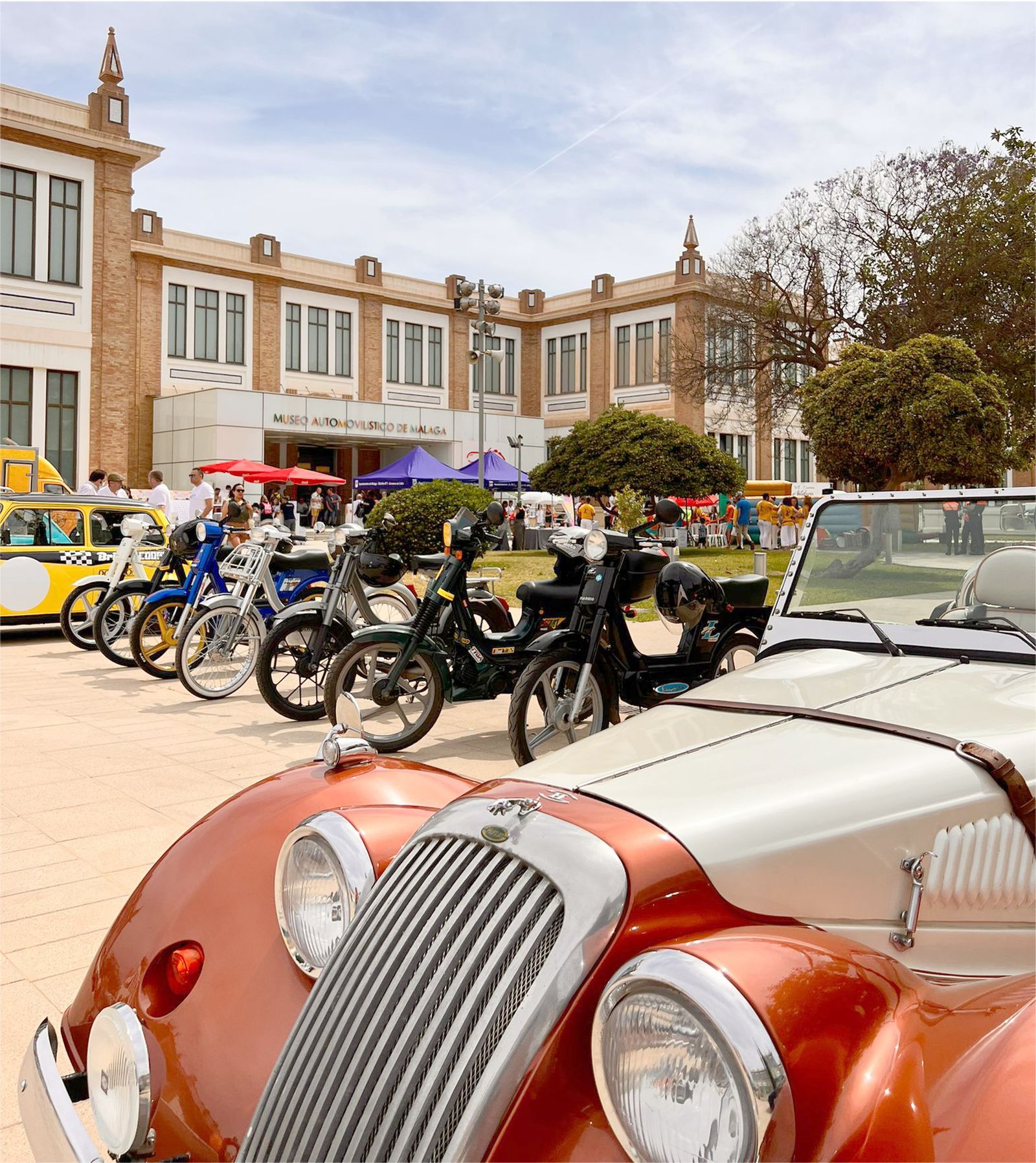 Ambiente de la VI Caravana Solidaria en la plaza de Tabacalera.