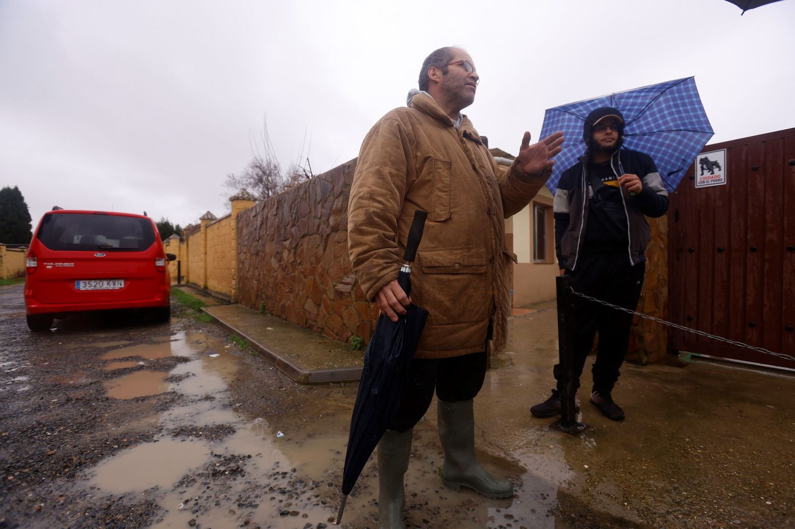 Los vecinos de la parcelación de Guadalvalle de Córdoba miran con temor la crecida del Guadalquivir