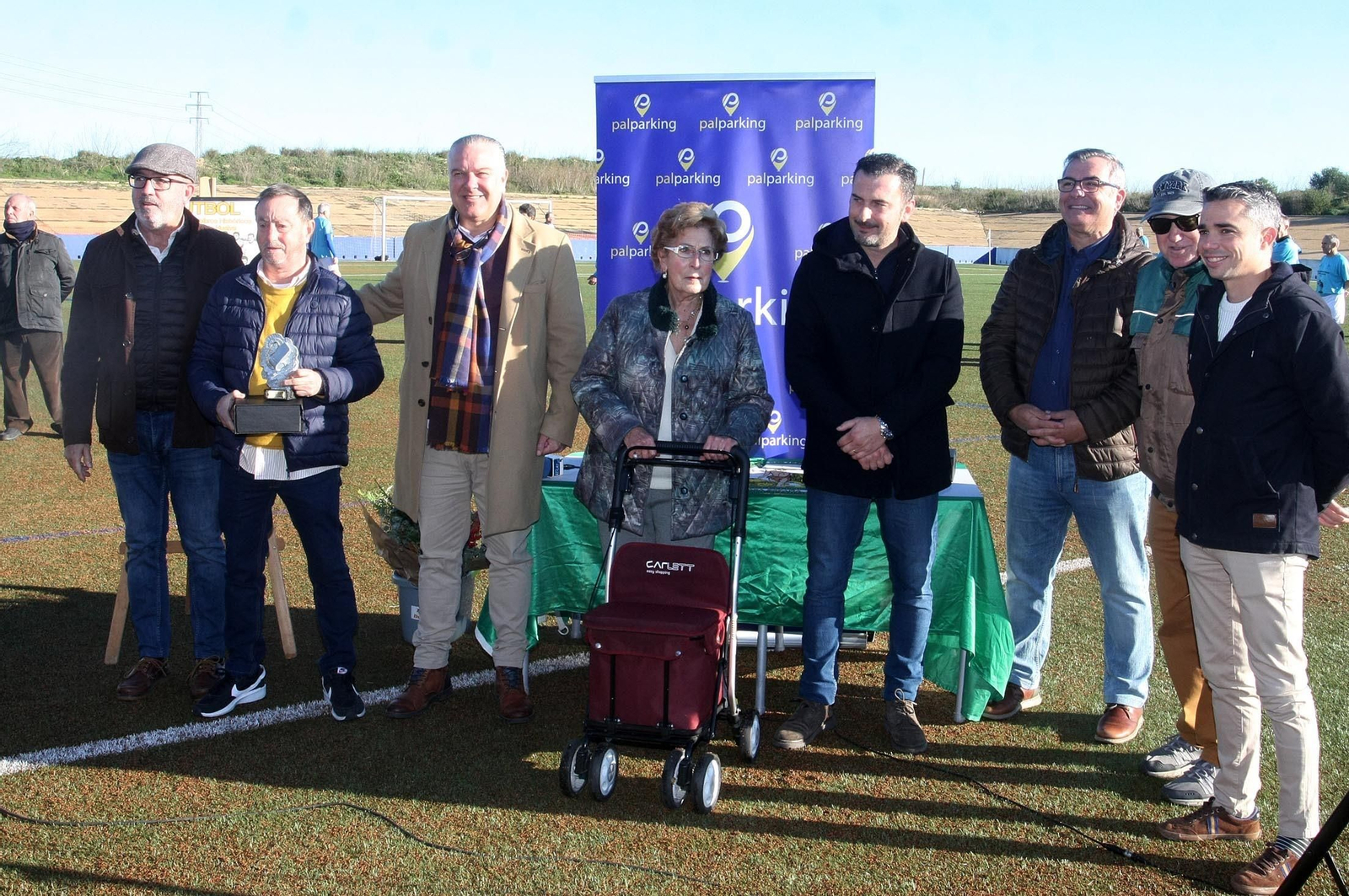 Imágenes del partido homenaje a los árbitros históricos de fútbol de Huelva