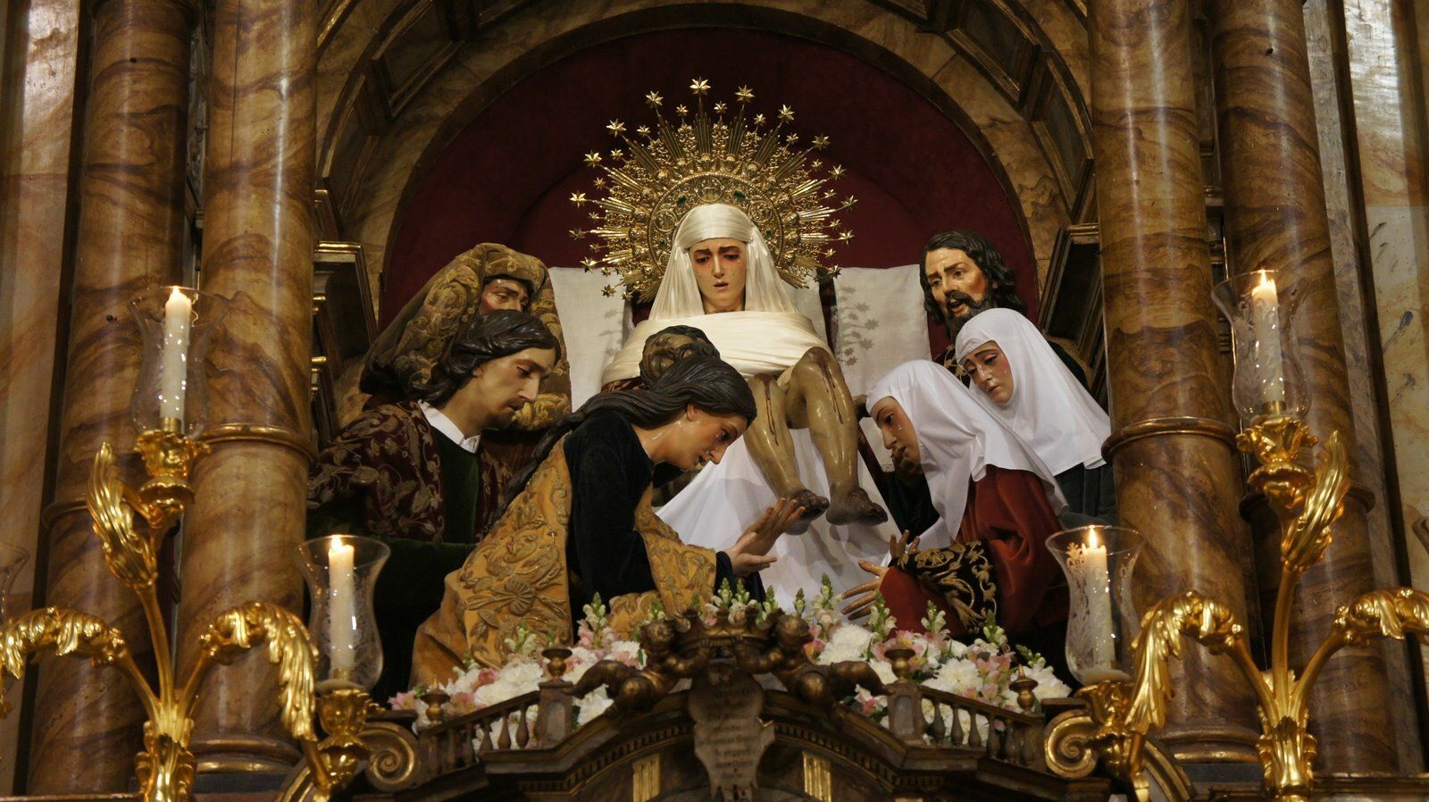 El misterio de la Mortaja en el altar.