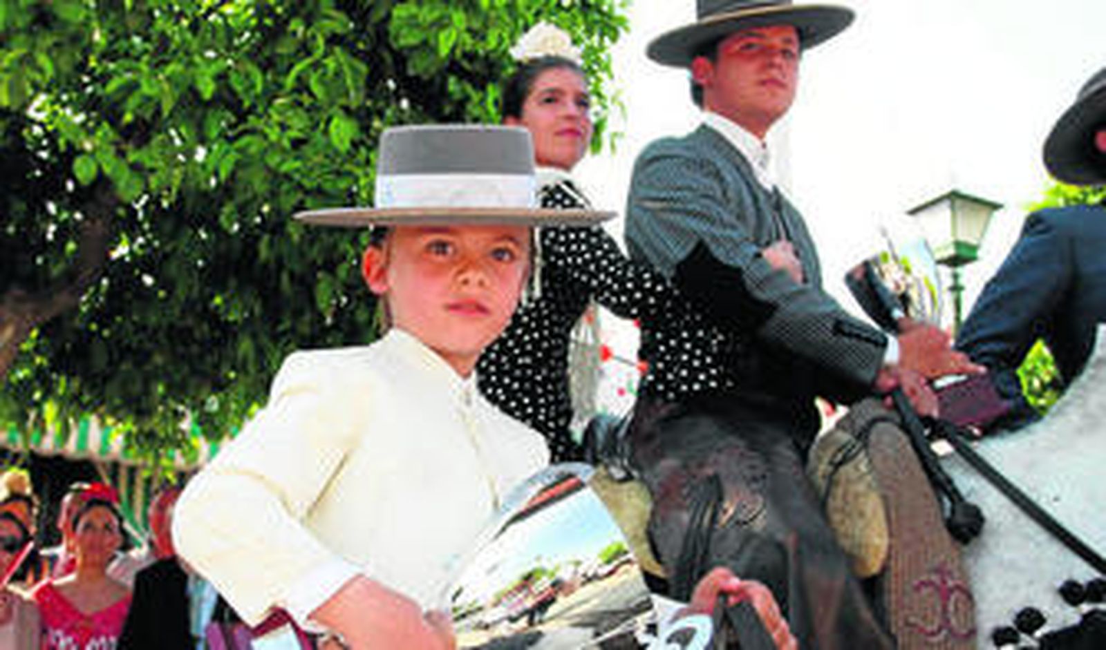 Gregorio Serrano entrega el premio a Nicolás y Ana Hernández Sánchez.