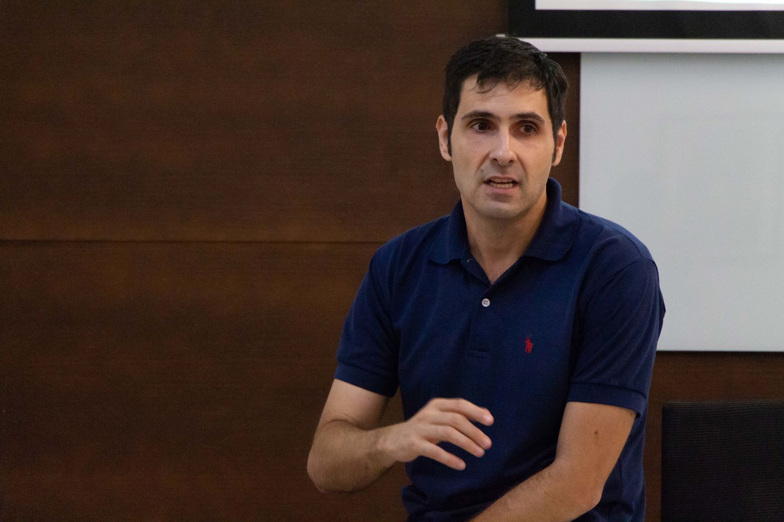 El profesor de la UPO Guillem Colom, dando su ponencia ayer en la Casa Palacio de los Briones.