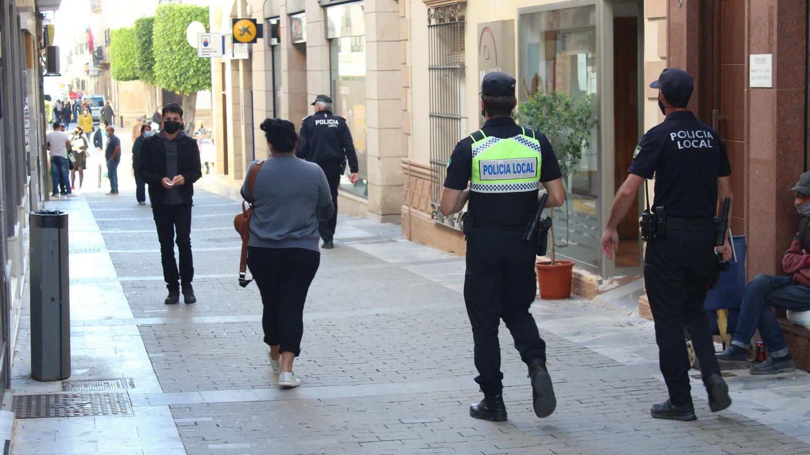 La Policía de Vera vigila que se cumplan las normas en las calles para evitar contagios .