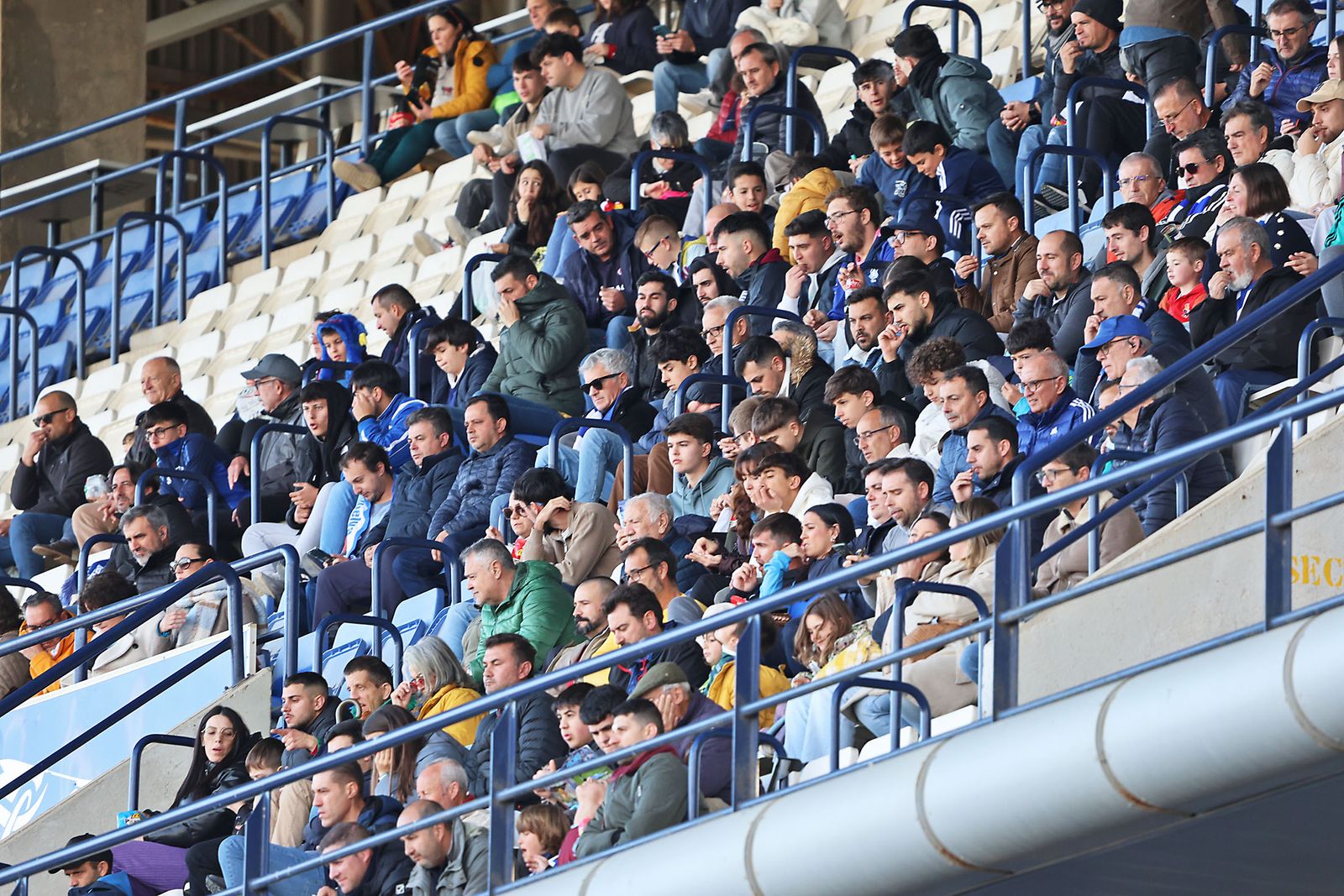 Búscate en las gradas del Nuevo Colombino en el Recreativo de Huelva-Atlético Sanluqueño