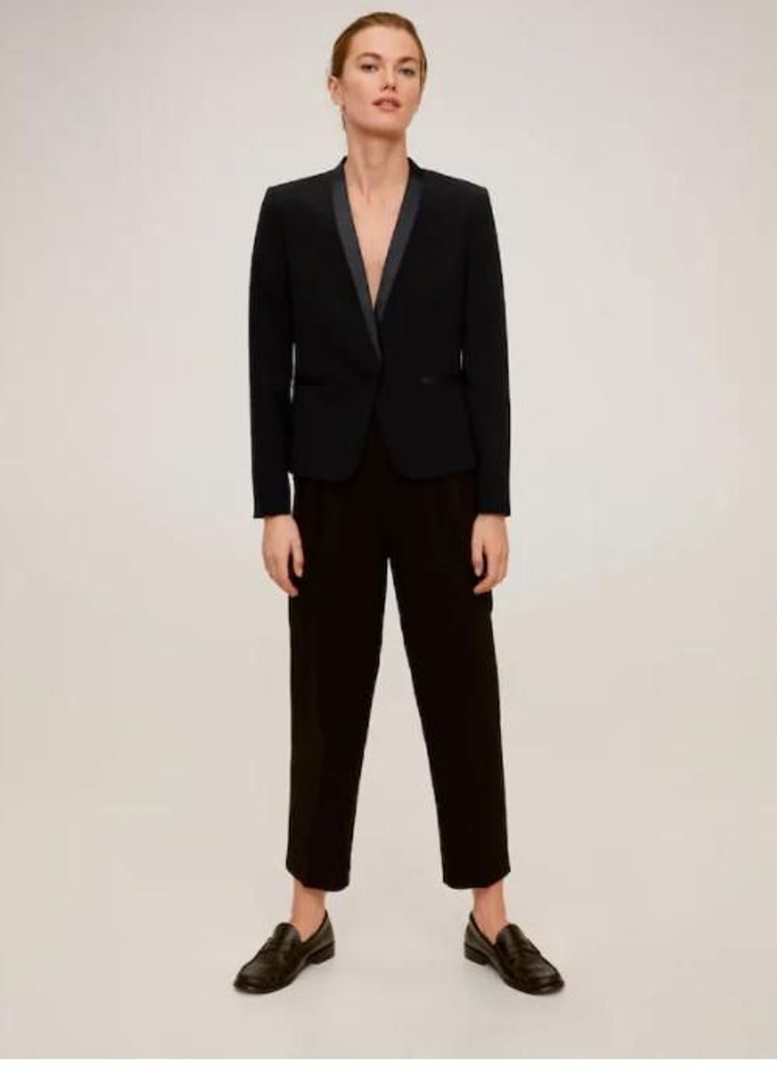 Americana negra de Mango Outlet.