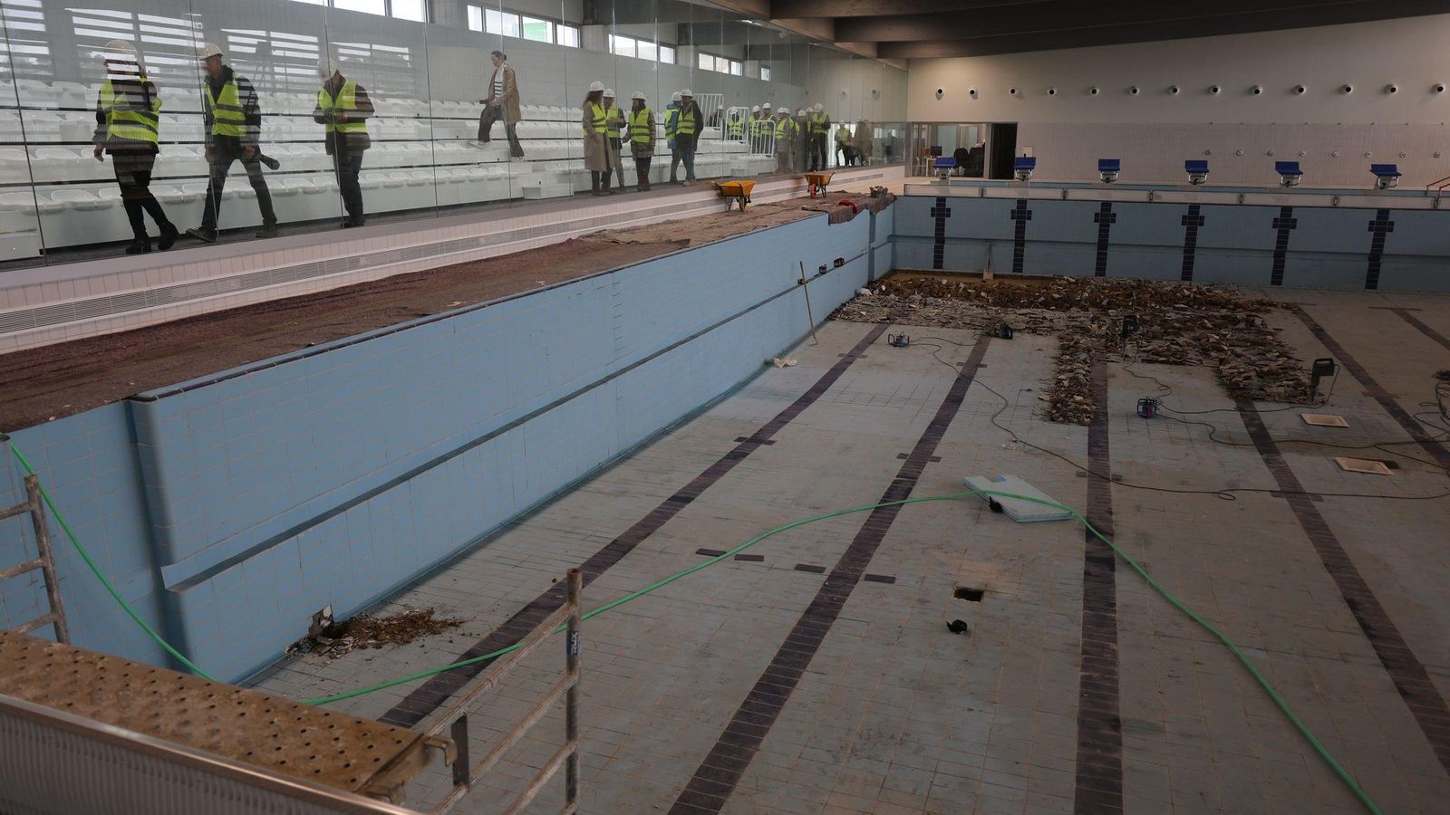 Gradas y piscina cubierta de la Ciudad Deportiva de Huelva.