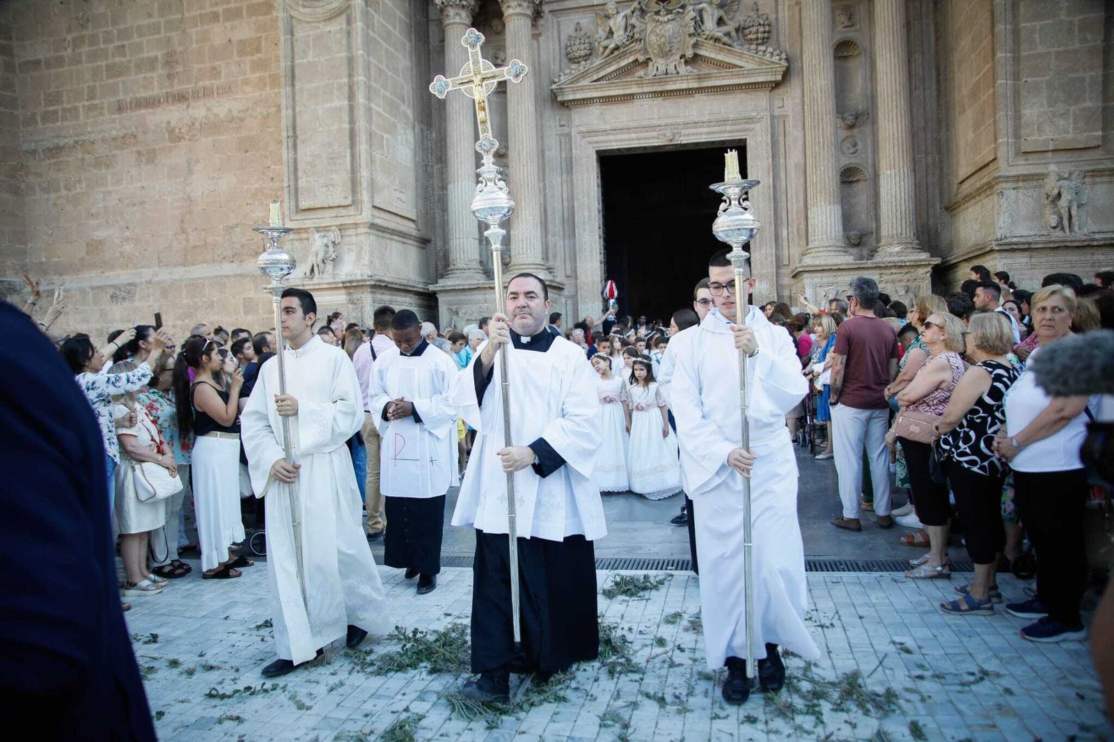 Imágenes de la procesión del Corpus Christi en Almería: así han sido la misa y la posterior marcha por la capital