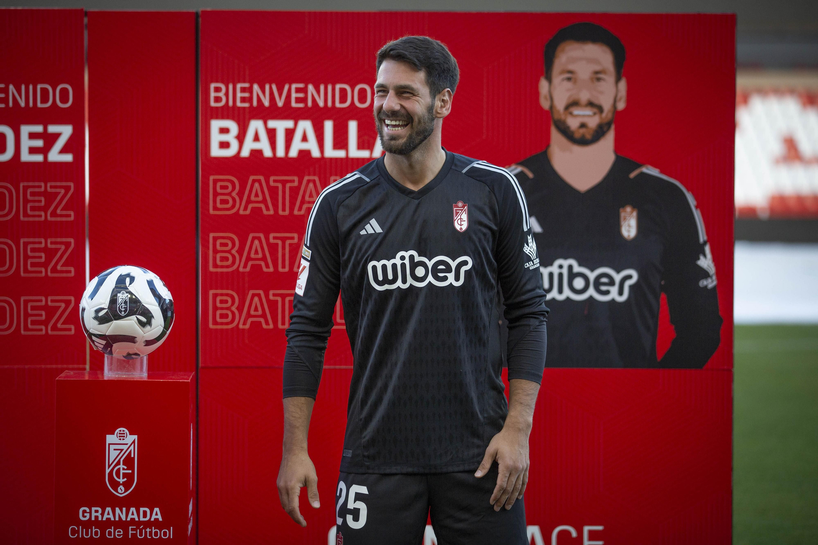 Augusto Batalla posa sonriente en el Estadio Nuevo Los Cármenes.