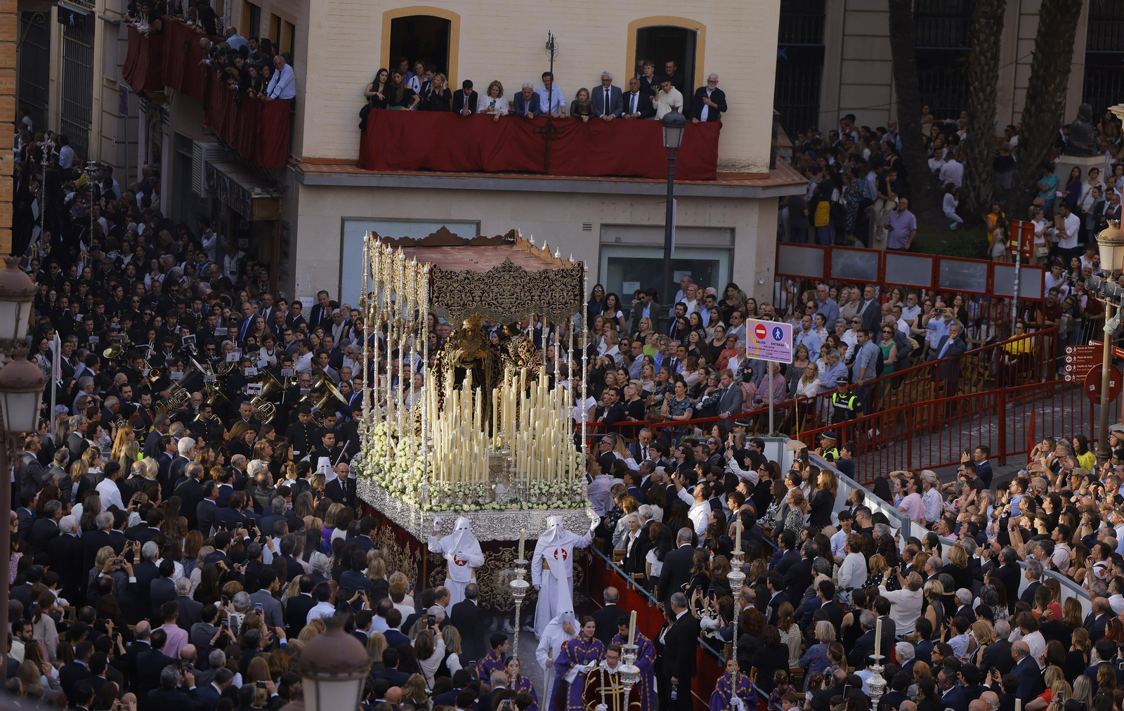 Las imágenes del Santo Entierro Grande, a su paso por la Plaza de San Francisco, en la Semana Santa de Sevilla 2023