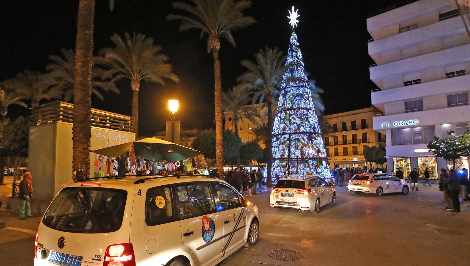 Imágenes del paseo en taxi a los mayores para disfrutar del alumbrado navideño