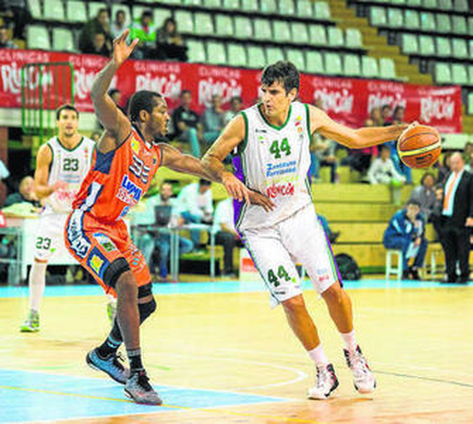 Richi Guillén durante un ataque en un encuentro de esta temporada.