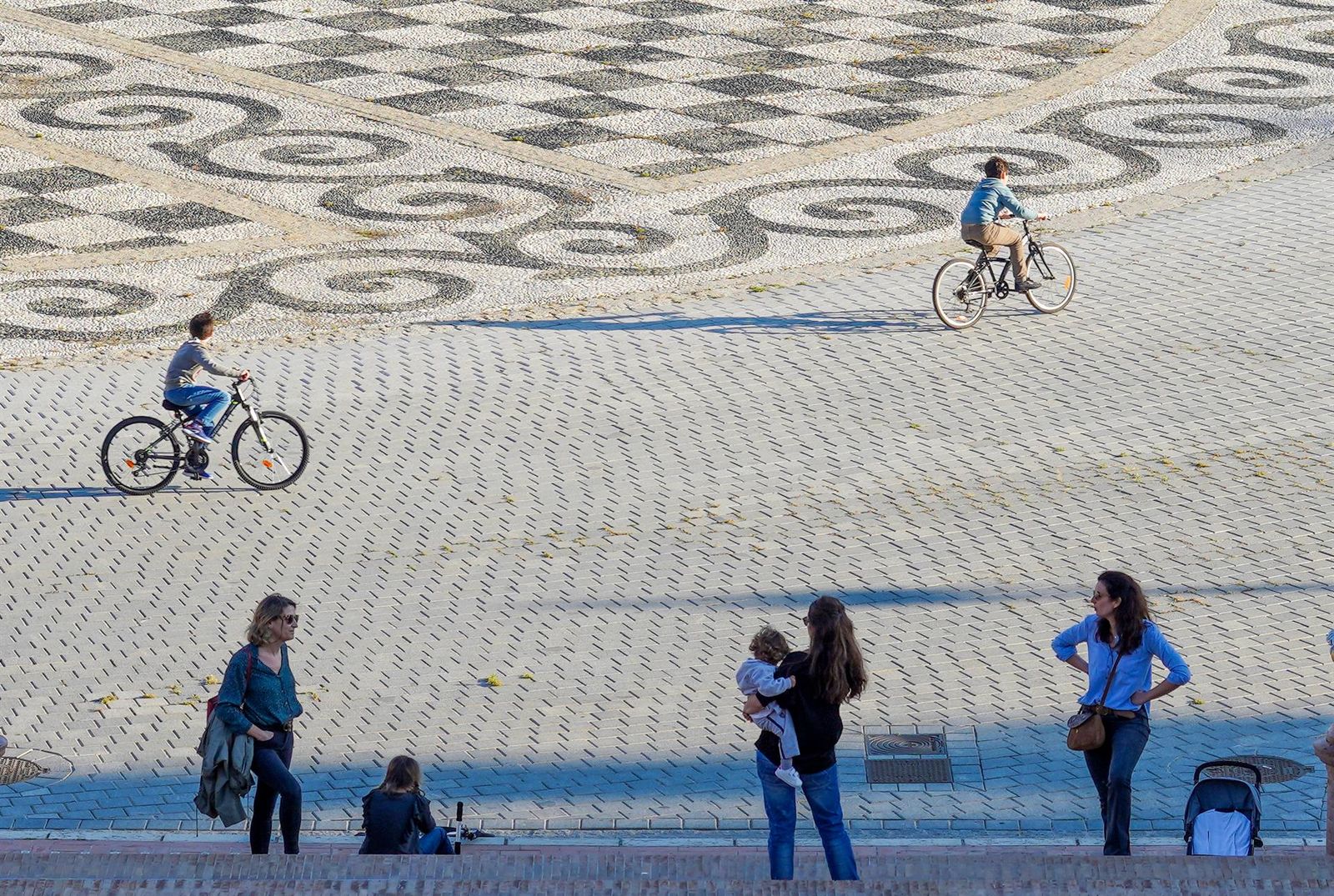 Familias con niños en la Plaza de España de Sevilla.