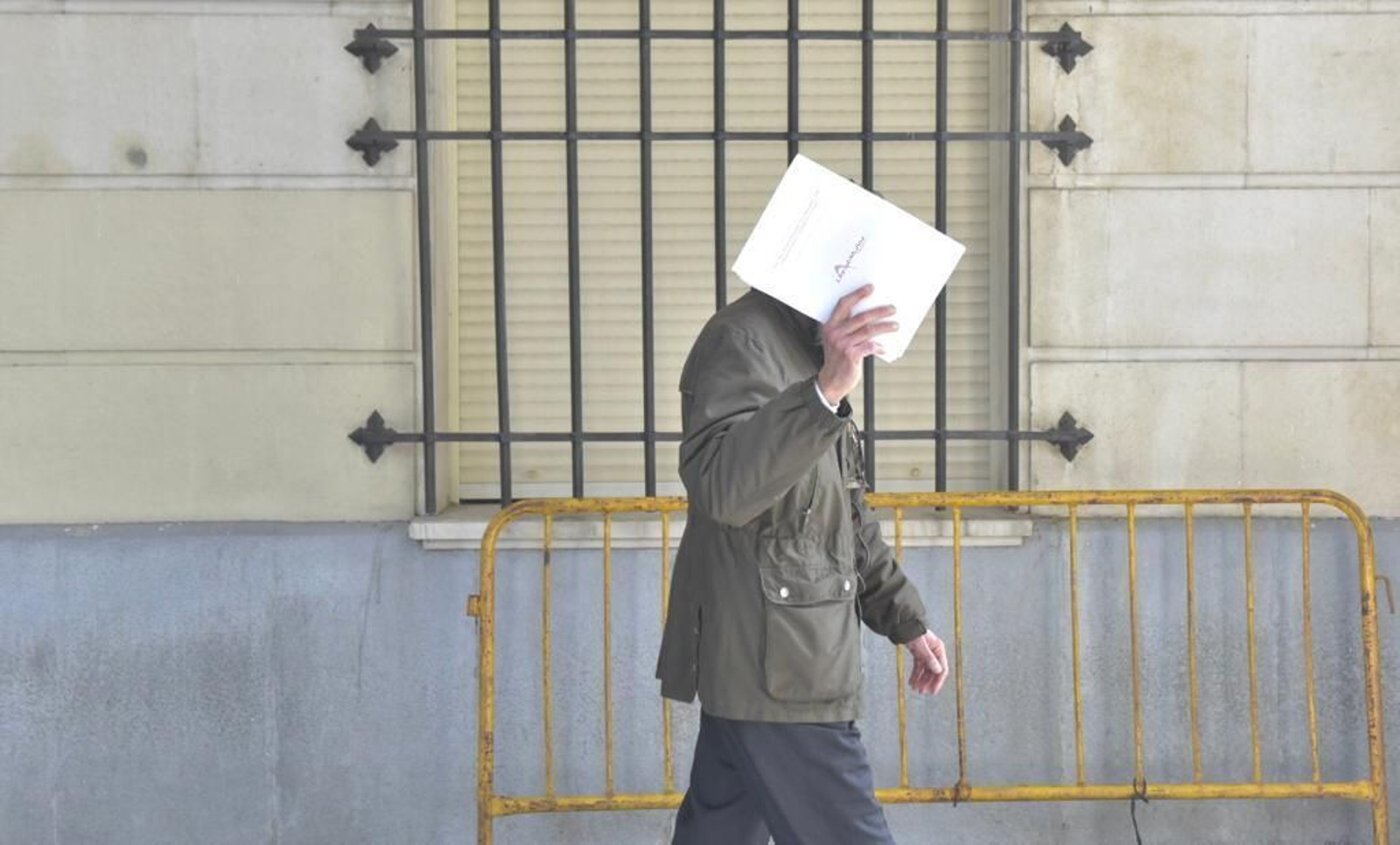 El ex mayordomo sale de la Audiencia el primer día del juicio